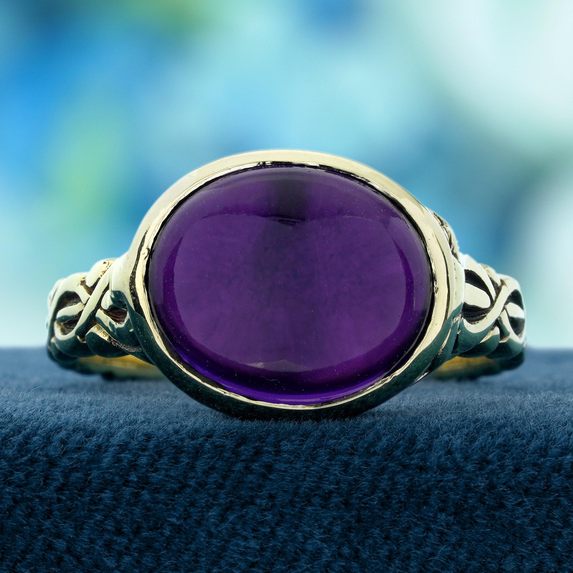 L'améthyste ovale taillée en cabochon en son centre rayonne d'une riche et profonde teinte violette. Les délicates épaules filigranées de la bague mettent en valeur la beauté naturelle de l'améthyste, créant un design à la fois raffiné et captivant.