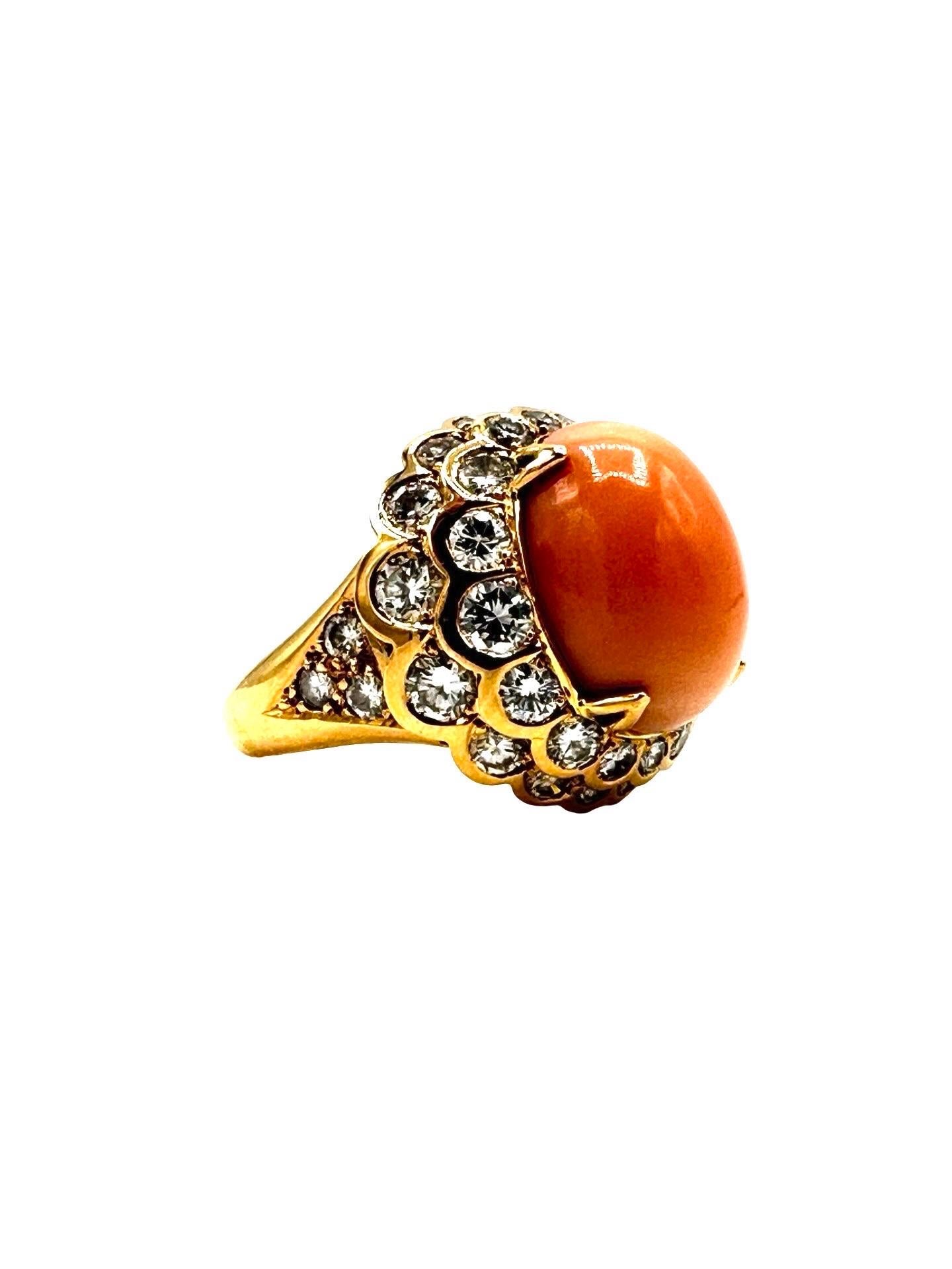 Anillo de cóctel de oro amarillo de 18 quilates con cabujón de coral piel de ángel y diamantes Retro en venta