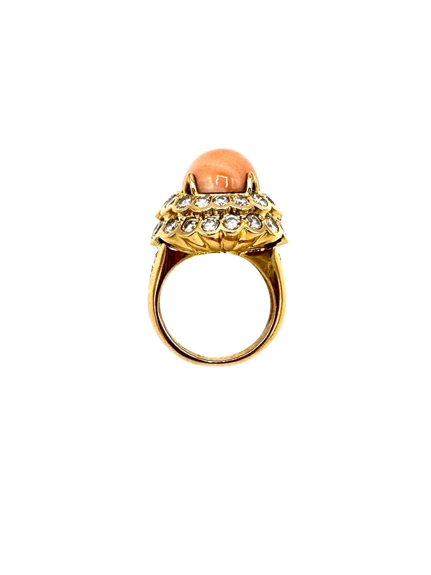 Anillo de cóctel de oro amarillo de 18 quilates con cabujón de coral piel de ángel y diamantes en Excelente estado para la venta en Chevy Chase, MD