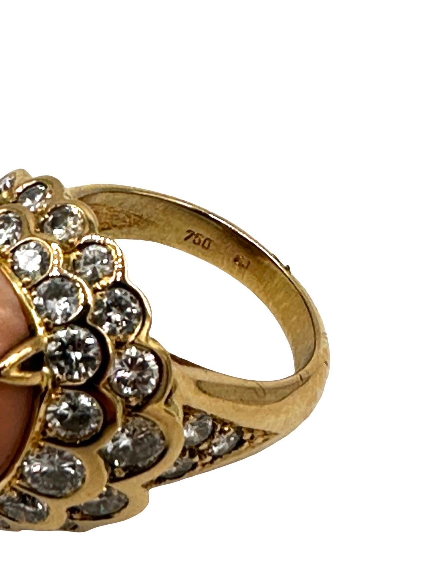 Femenino o masculino Anillo de cóctel de oro amarillo de 18 quilates con cabujón de coral piel de ángel y diamantes en venta