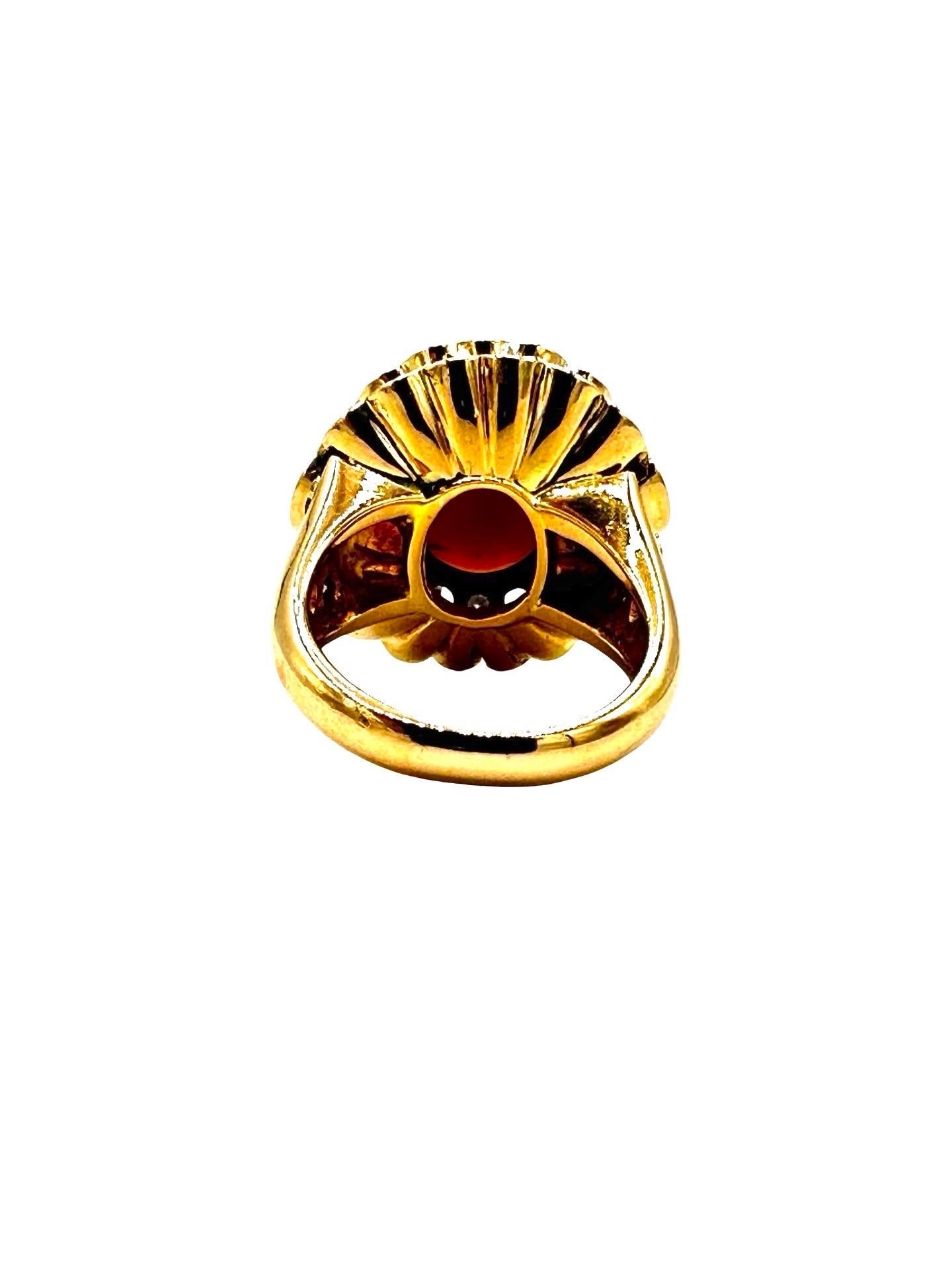 Anillo de cóctel de oro amarillo de 18 quilates con cabujón de coral piel de ángel y diamantes en venta 1