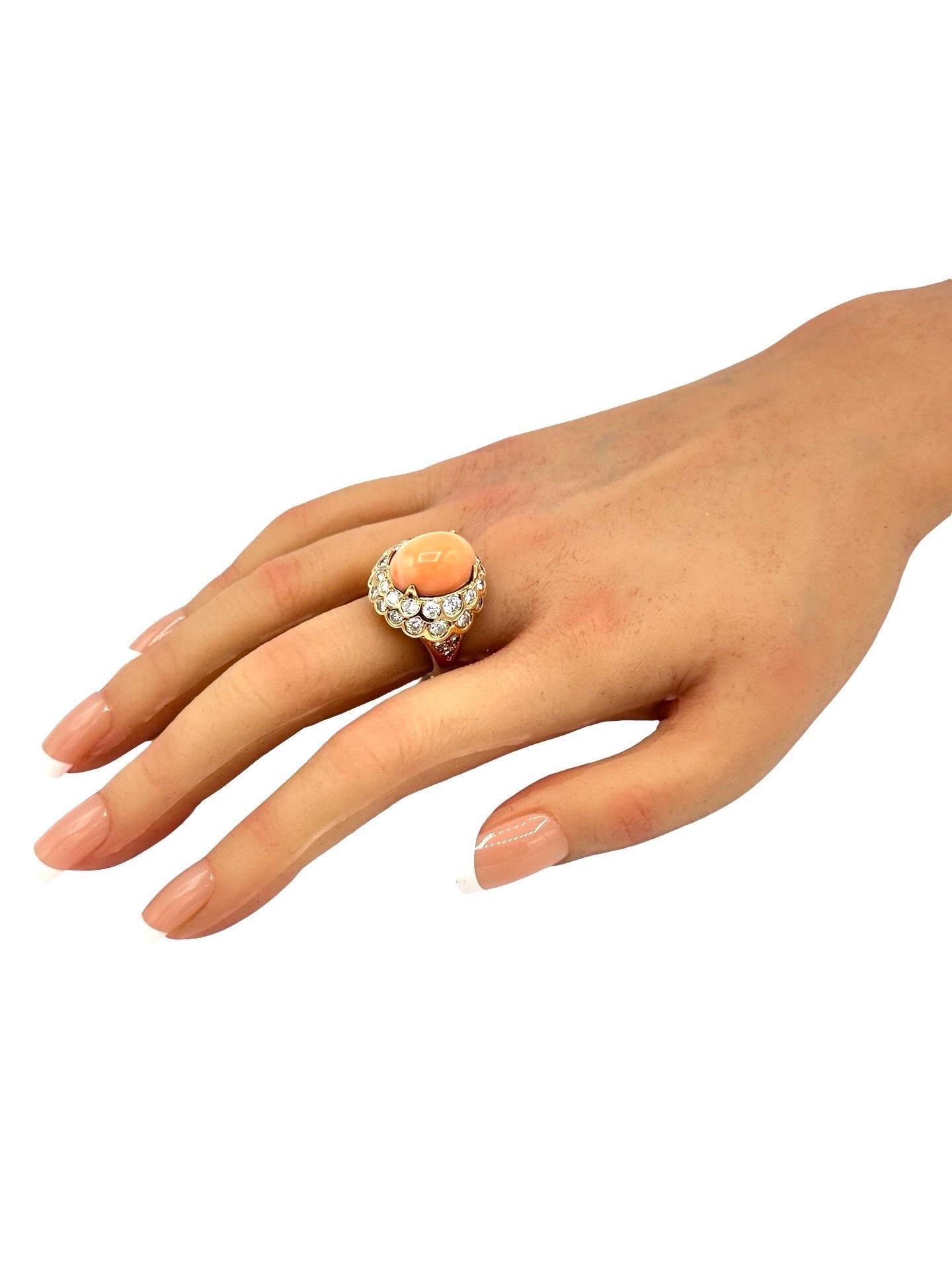 Anillo de cóctel de oro amarillo de 18 quilates con cabujón de coral piel de ángel y diamantes en venta 2