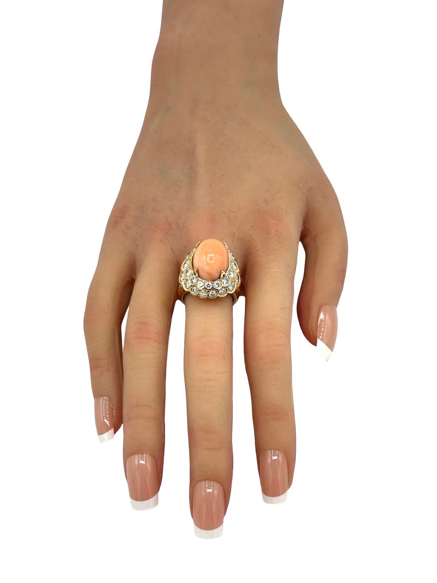 Anillo de cóctel de oro amarillo de 18 quilates con cabujón de coral piel de ángel y diamantes en venta 3