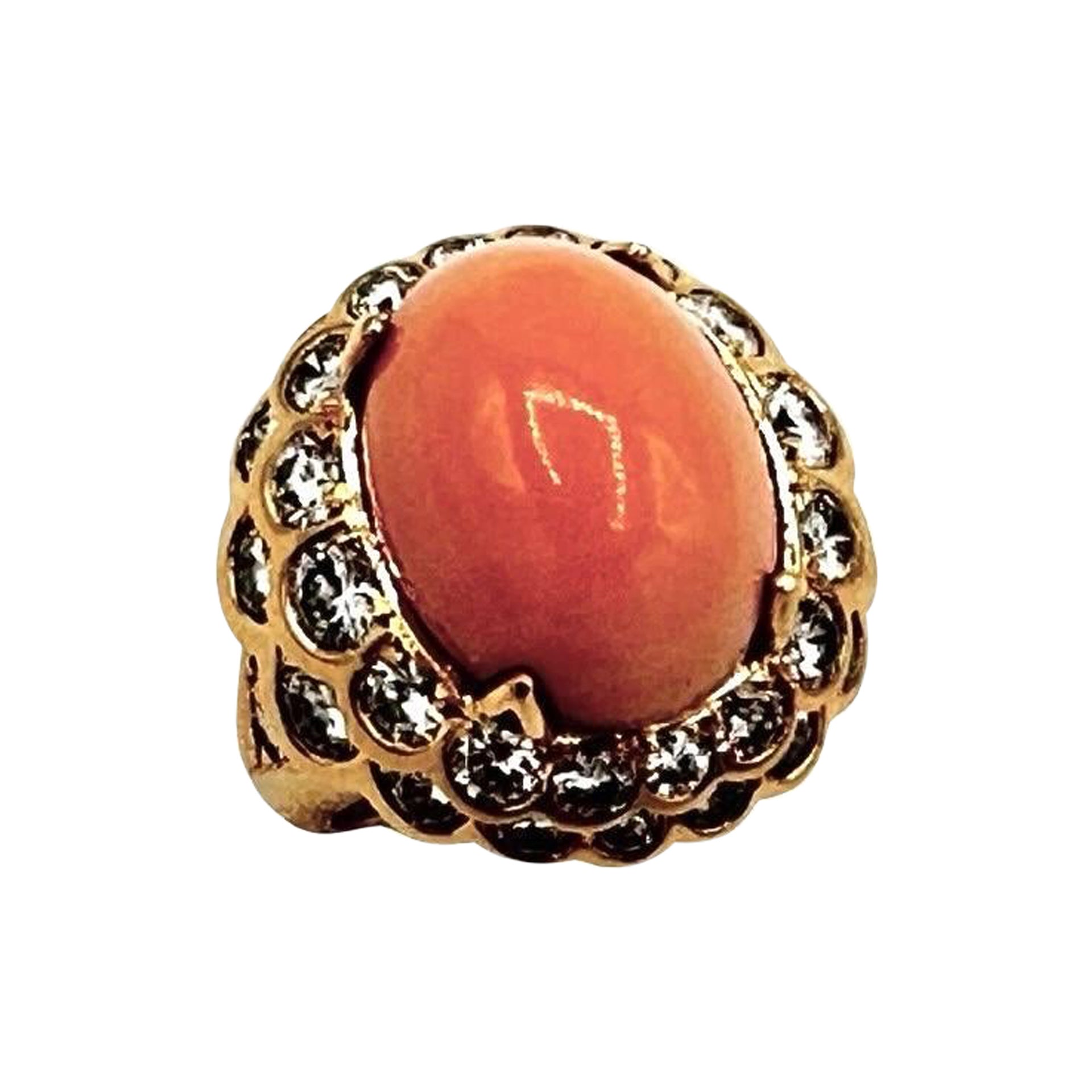 Anillo de cóctel de oro amarillo de 18 quilates con cabujón de coral piel de ángel y diamantes en venta