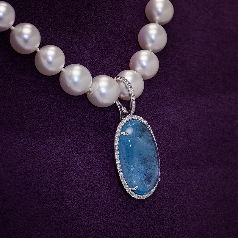 Taglio misto Collana con ciondolo in oro con acquamarina e diamanti cabochon in vendita