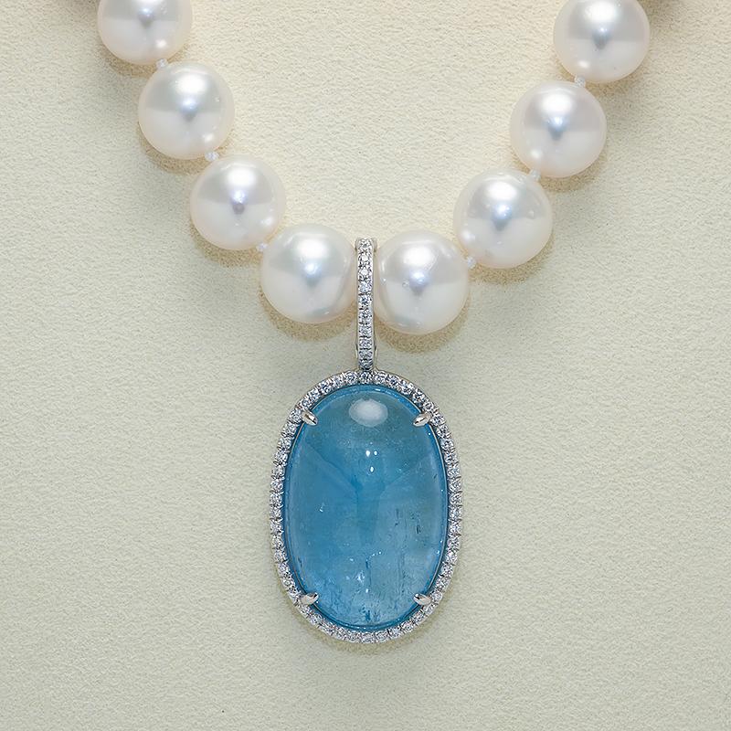 Collana con ciondolo in oro con acquamarina e diamanti cabochon In condizioni Nuovo in vendita a Montreal, QC