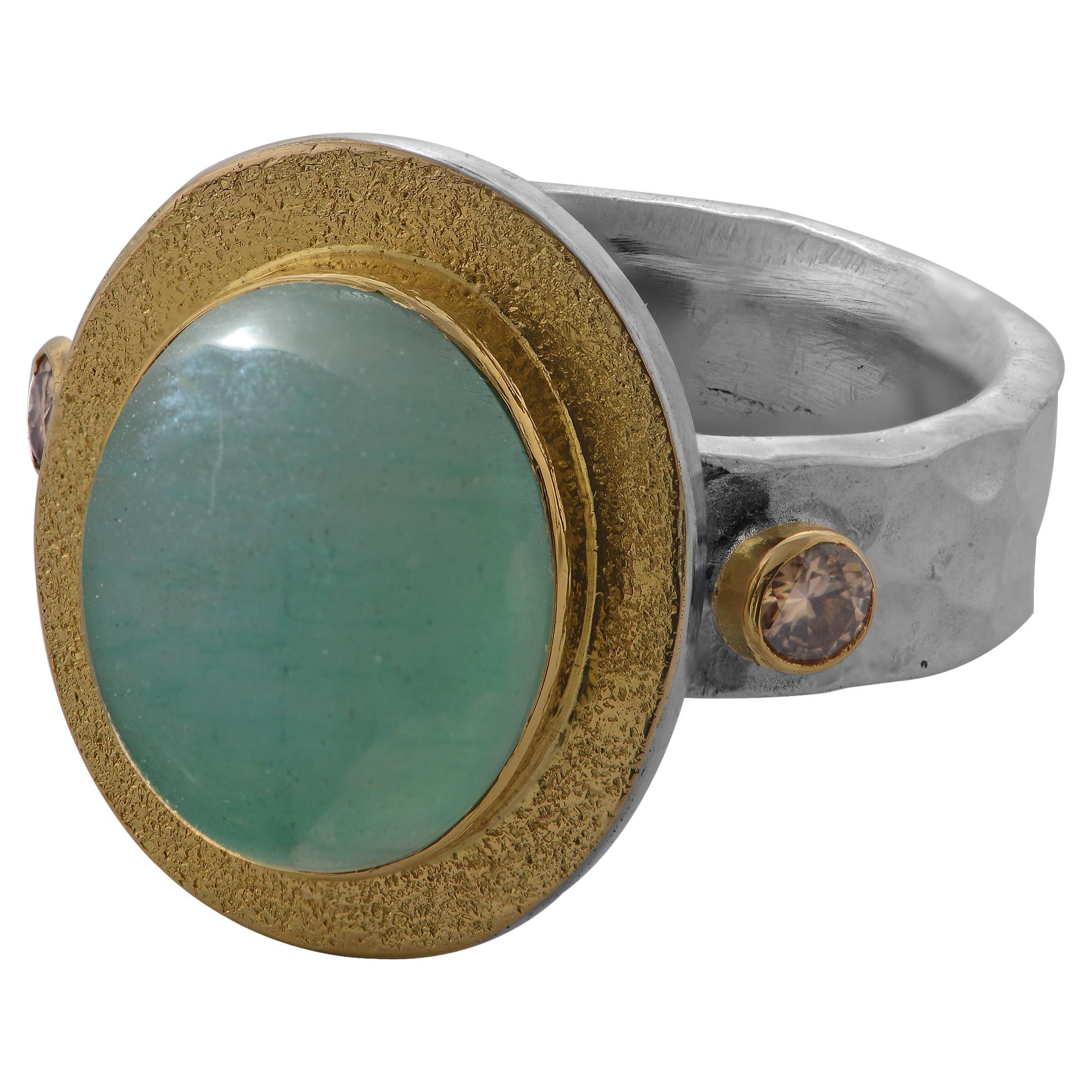 Emma Chapman Anello con acquamarina cabochon e diamante in oro giallo A. Silver