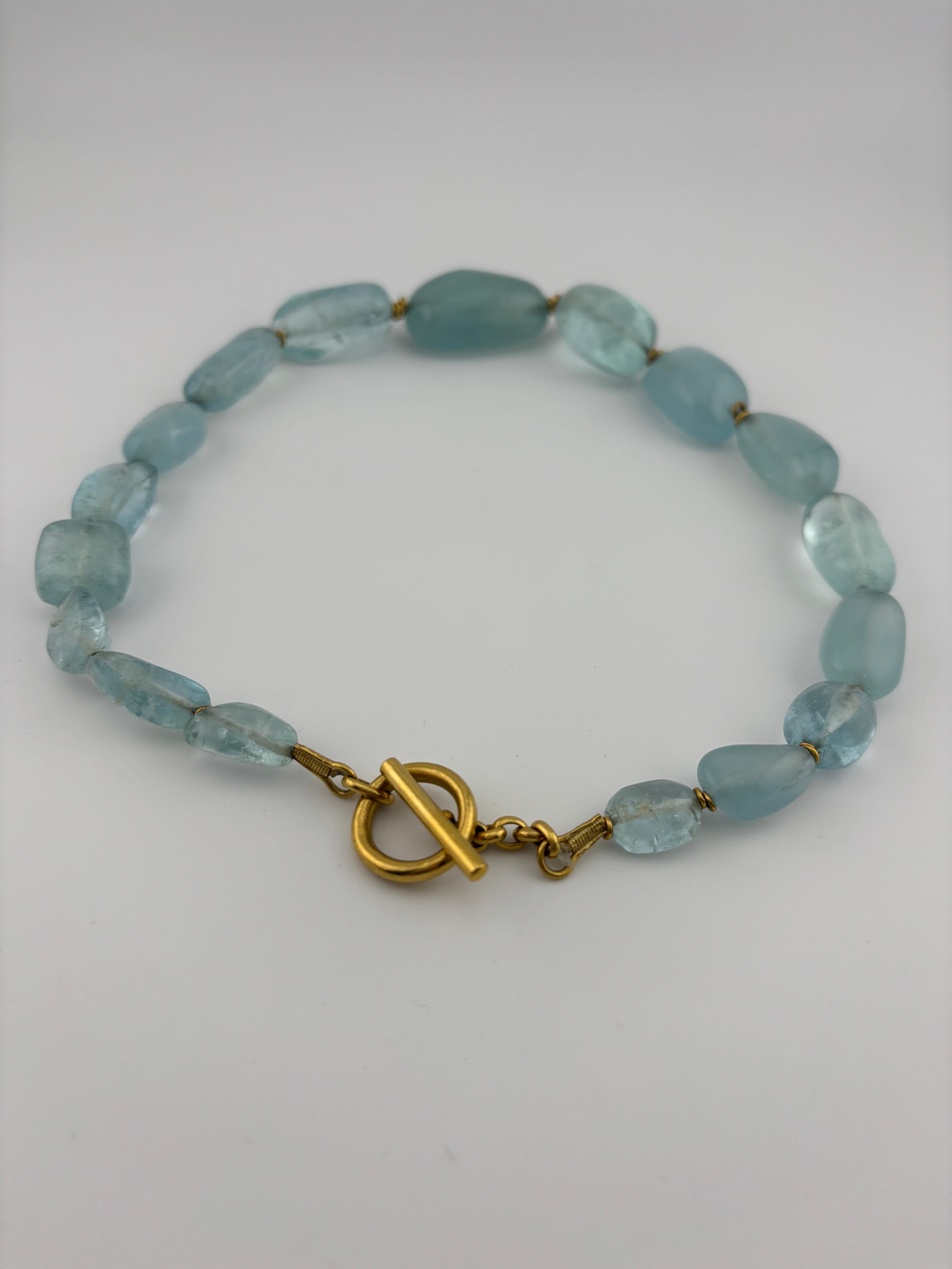 Cabochon Collana con acquamarina cabochon e chiusura in oro 22k in vendita