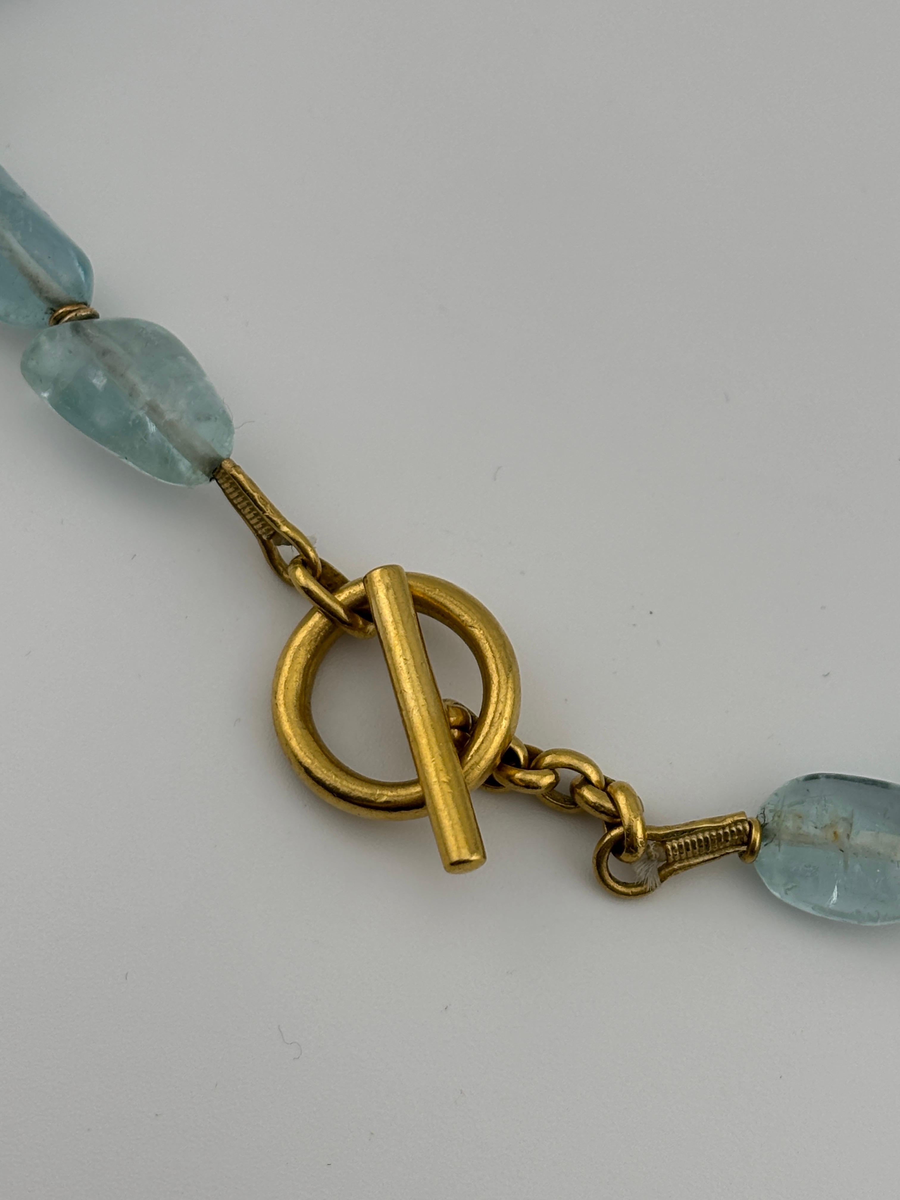 Collana con acquamarina cabochon e chiusura in oro 22k in vendita 1