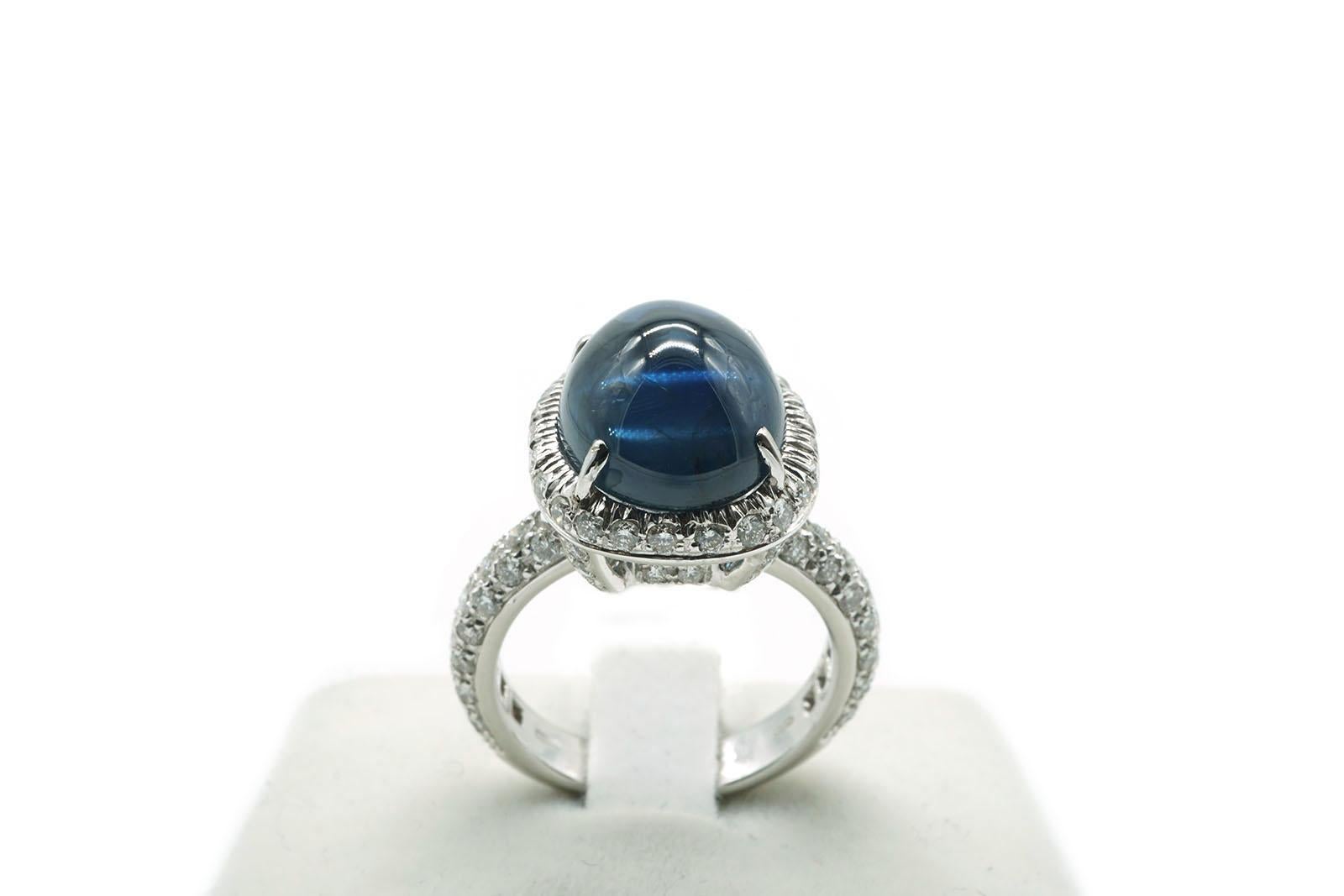 This dome ring of impressive dimensions is perfect to complete a particular and rich look.
The cabochon cut sapphire has a very deep and intense blu color and it is surrounded by Ct 1.49 white diamonds.
It is made in 18 Kt white gold for gr