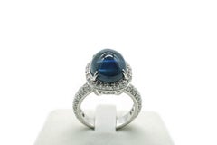 Cabochon Blu Sapphire Ct 10.74 and Diamonds White Gold Dome Ring