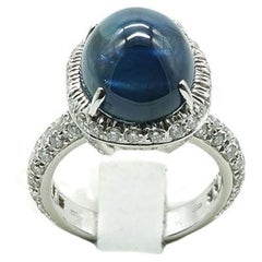 Anillo Cúpula Cabujón Zafiro Azul Ct 10.74 y Diamantes Oro Blanco