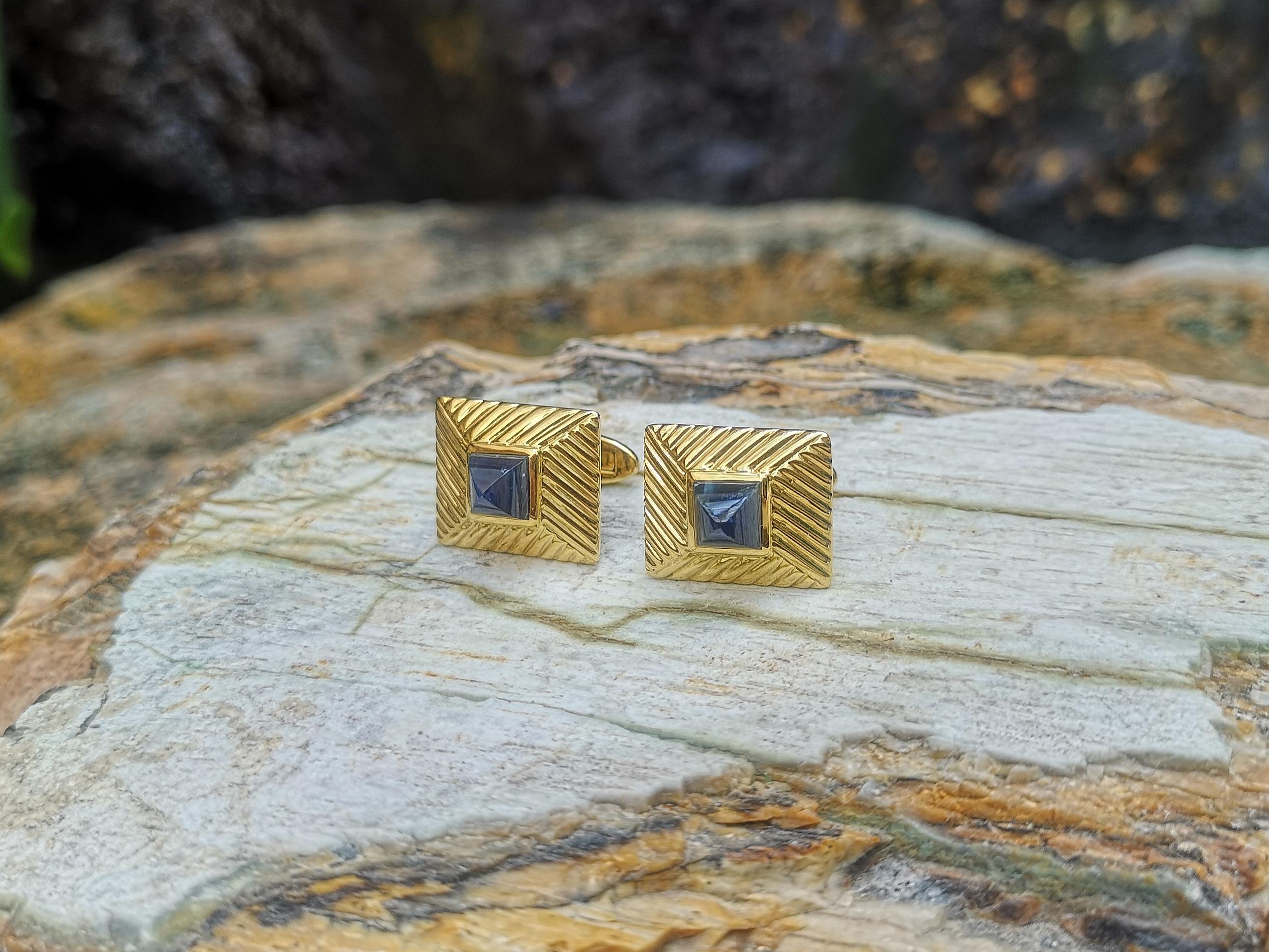 Cabochon Blue Sapphire Cufflinks Set in 18 Karat Gold Settings In New Condition For Sale In Bangkok, TH