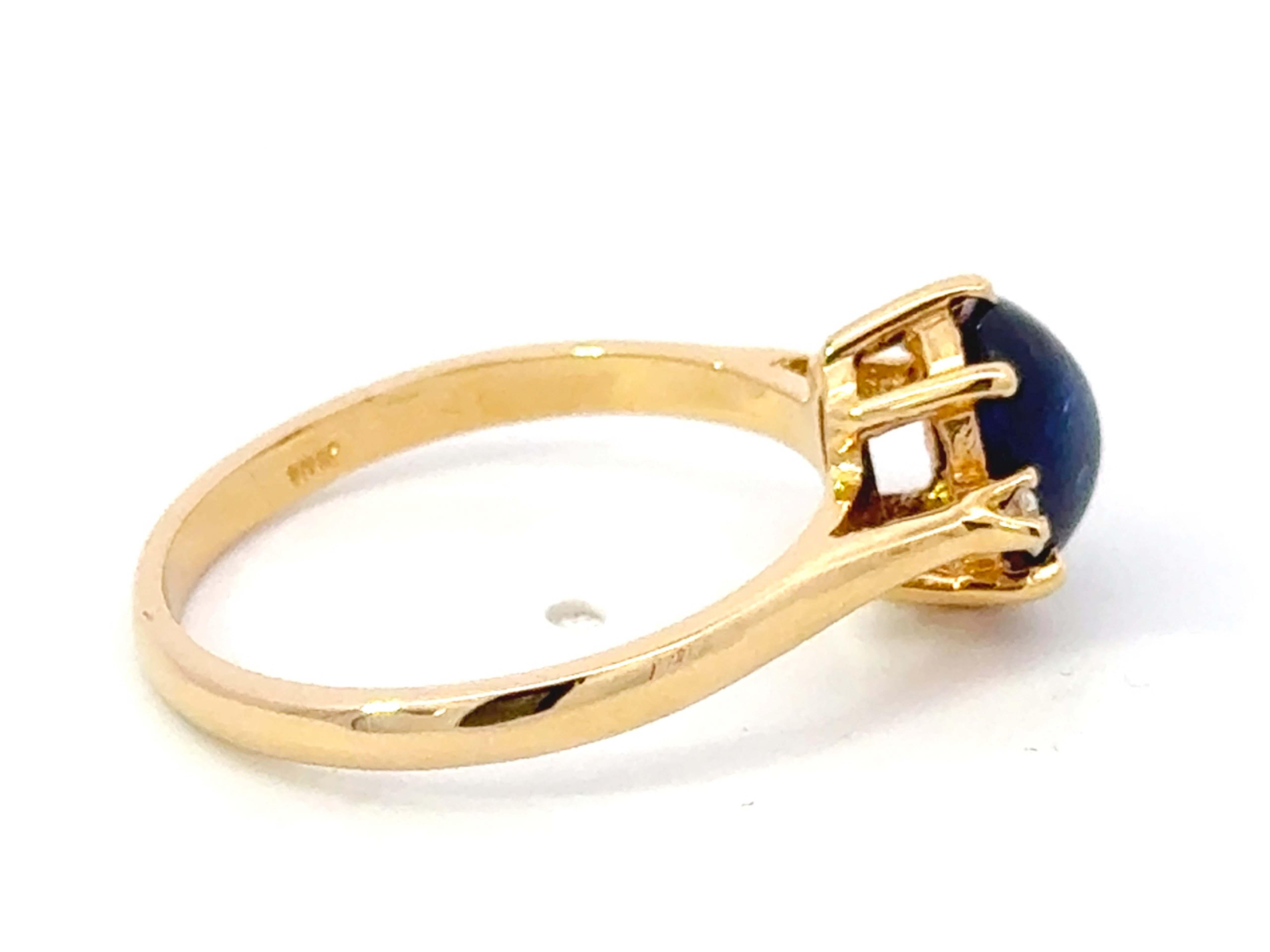 Bague en or jaune 18 carats avec saphir bleu cabochon et diamants Excellent état - En vente à Honolulu, HI