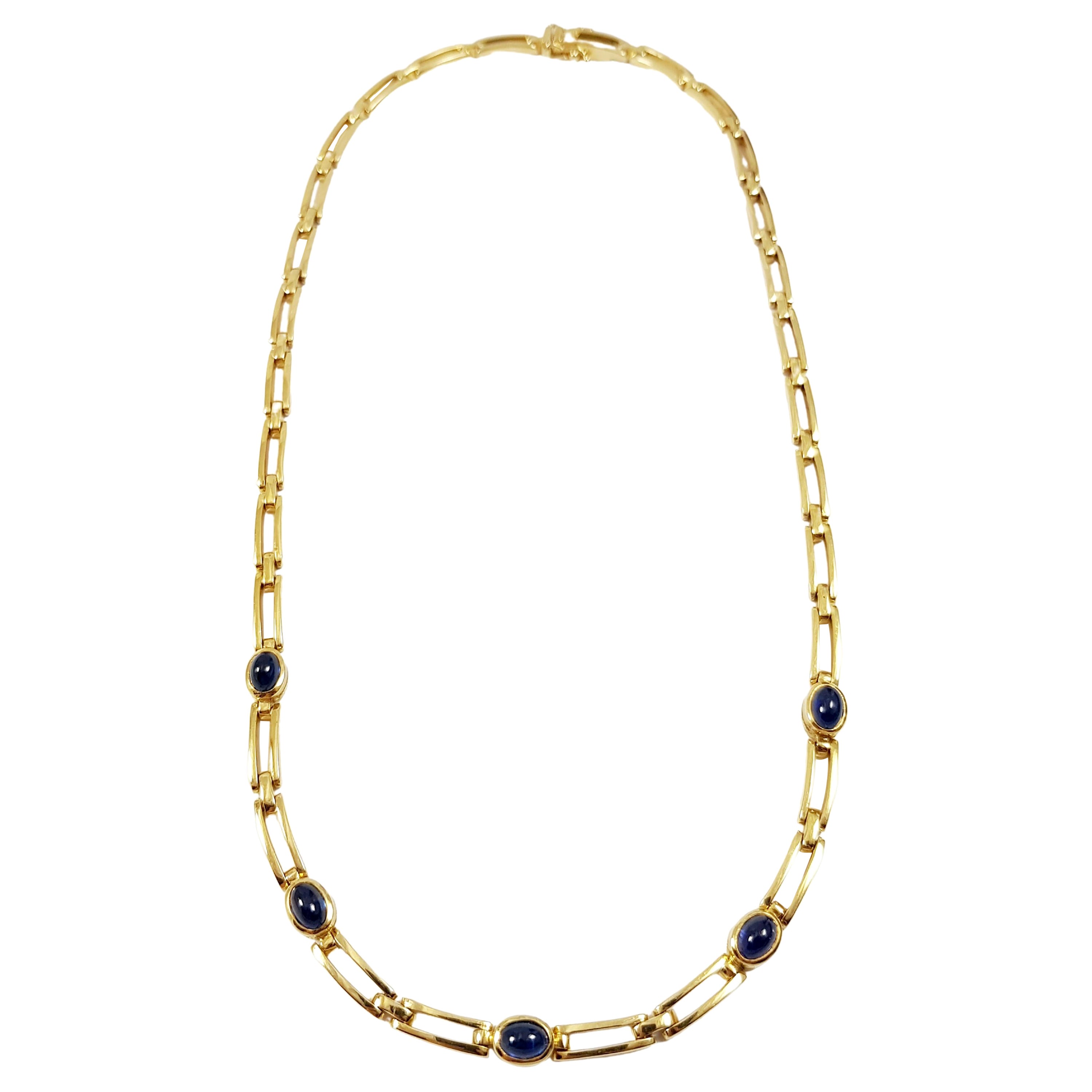 Collar con zafiro azul cabujón engastado en oro de 18 quilates