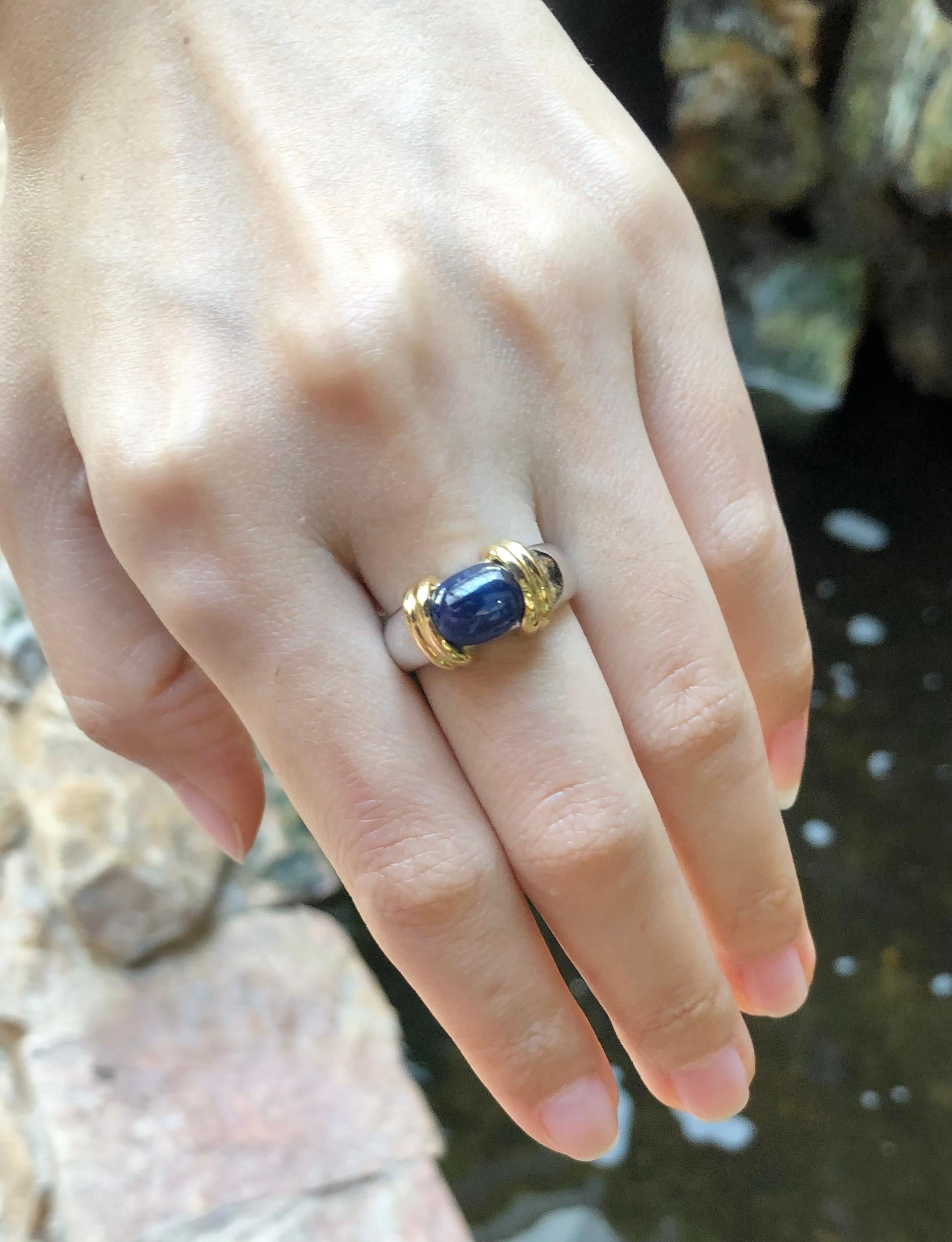 Women's or Men's Cabochon Blue Sapphire Ring Set in 18 Karat White Gold Settings For Sale
