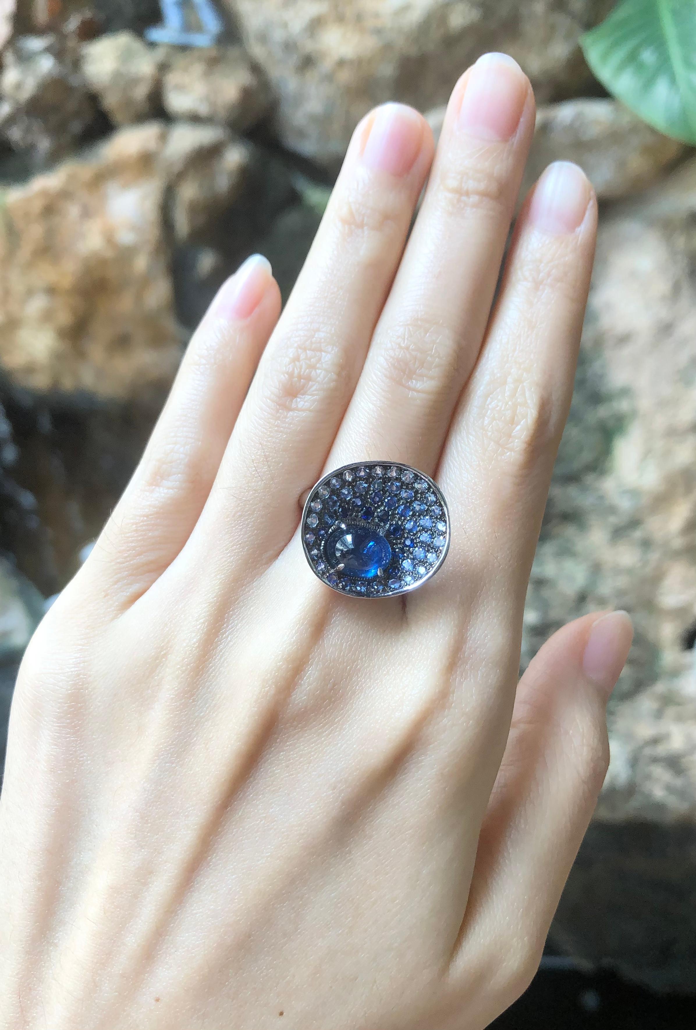 Cabochon Blue Sapphire with Blue Sapphire Rings Set in 18 Karat White Gold In New Condition For Sale In Bangkok, TH