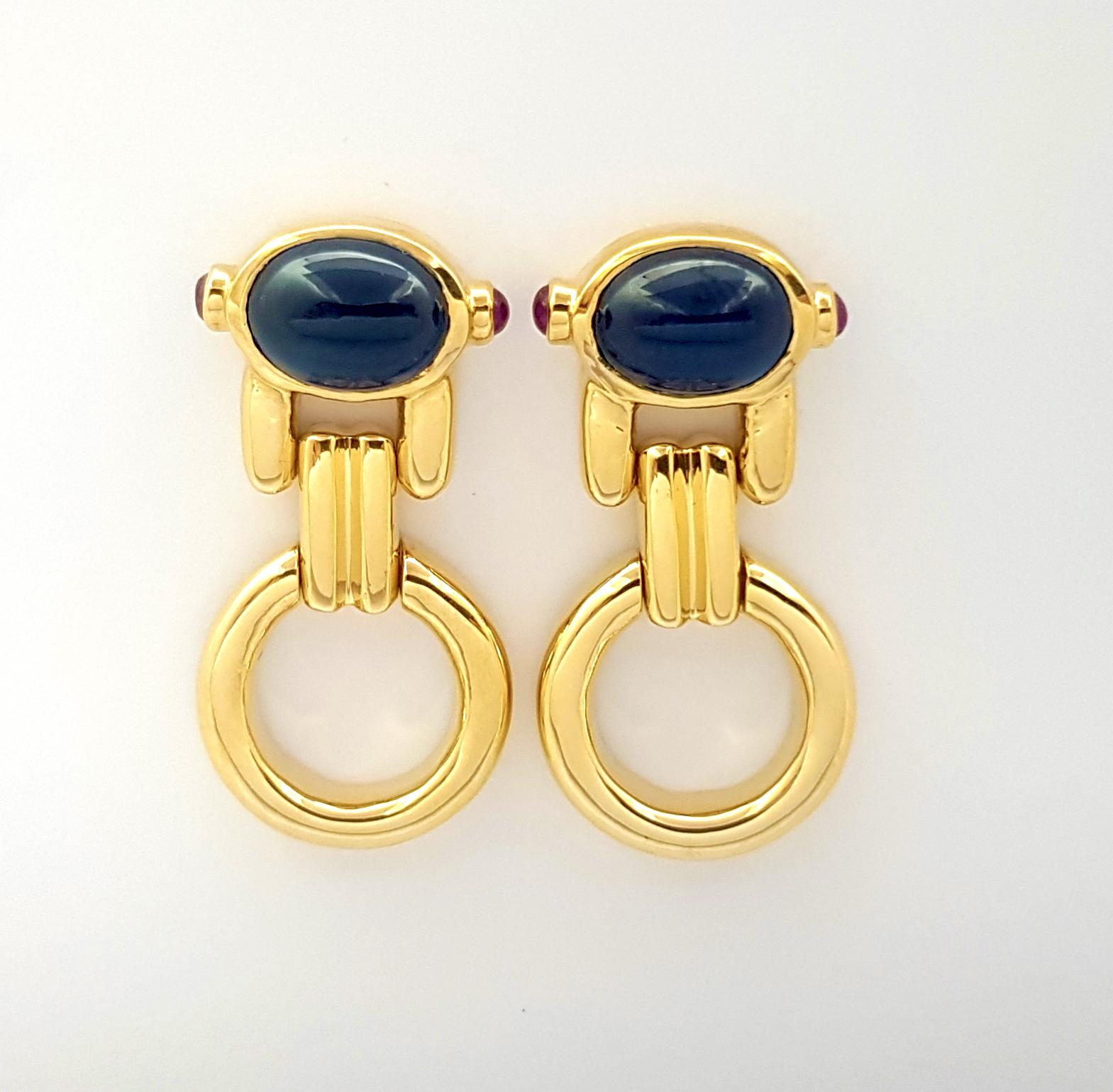 Cabochon Blue Sapphire with Cabochon Ruby Earrings set in 18K Gold Settings In New Condition For Sale In Bangkok, TH