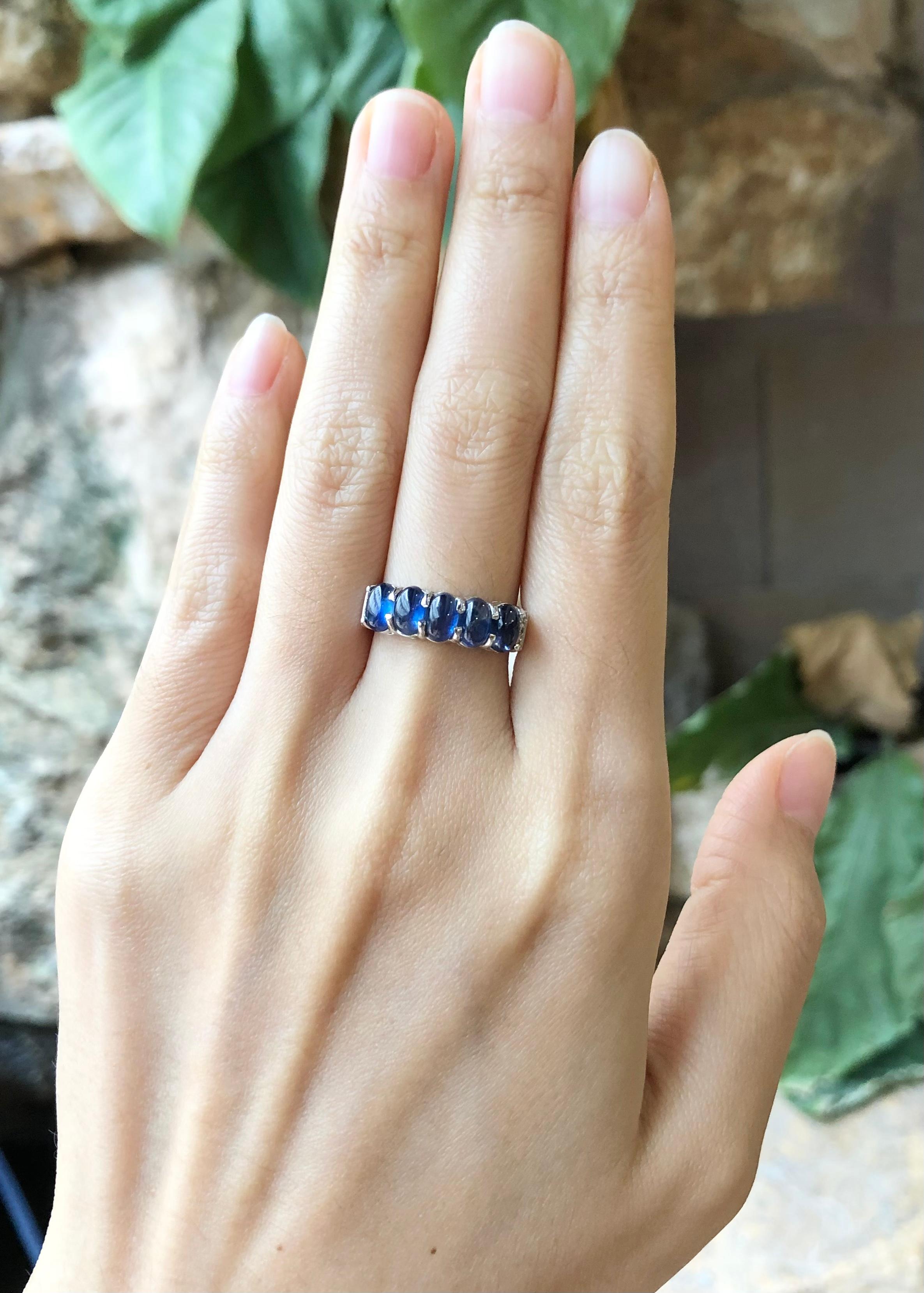 Ring mit blauem Cabochon-Saphir und kubischem Zirkon in Silberfassung Damen im Angebot