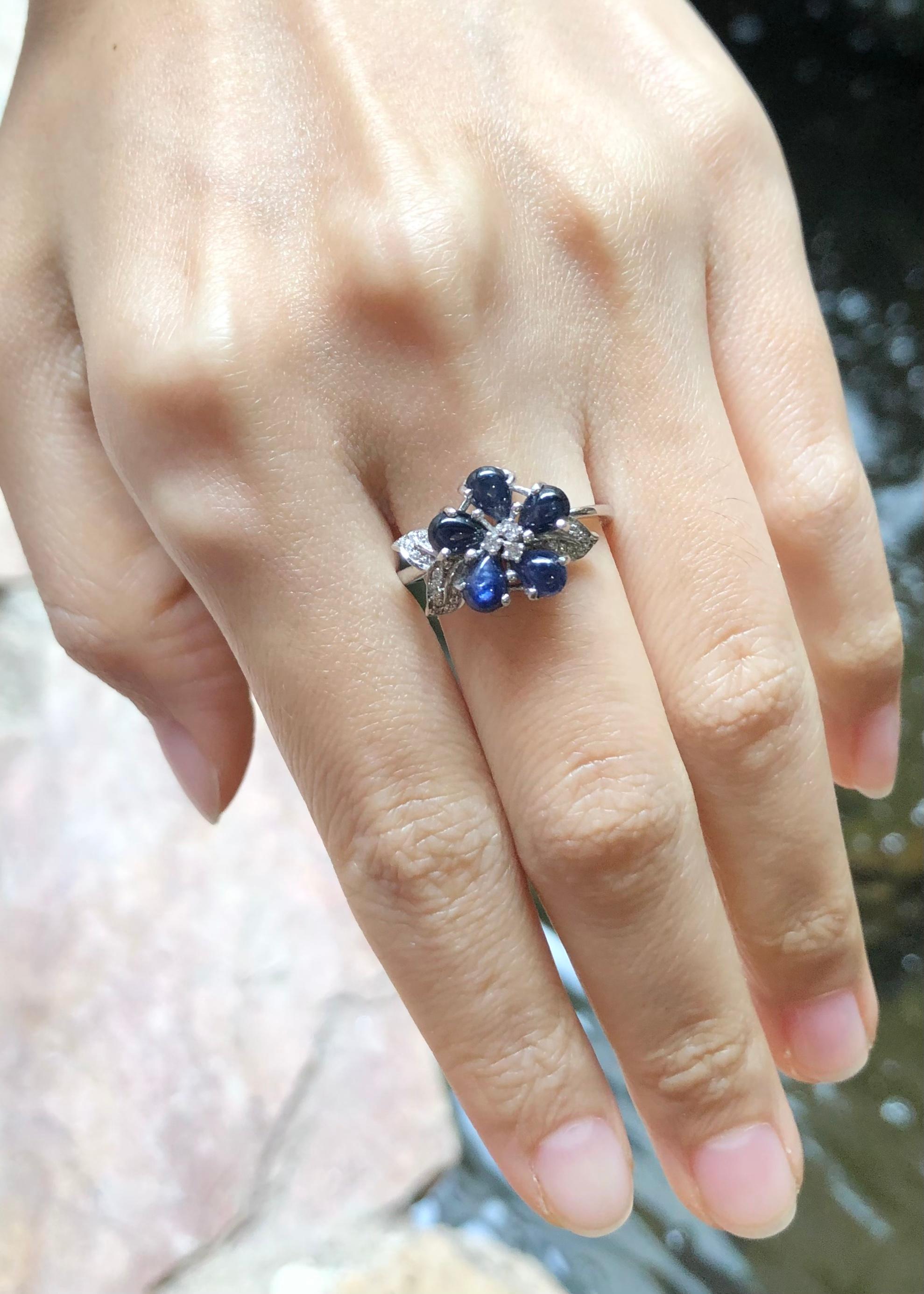 Cabochon Blue Sapphire with Cubic Zirconia Ring set in Silver Settings For Sale 2