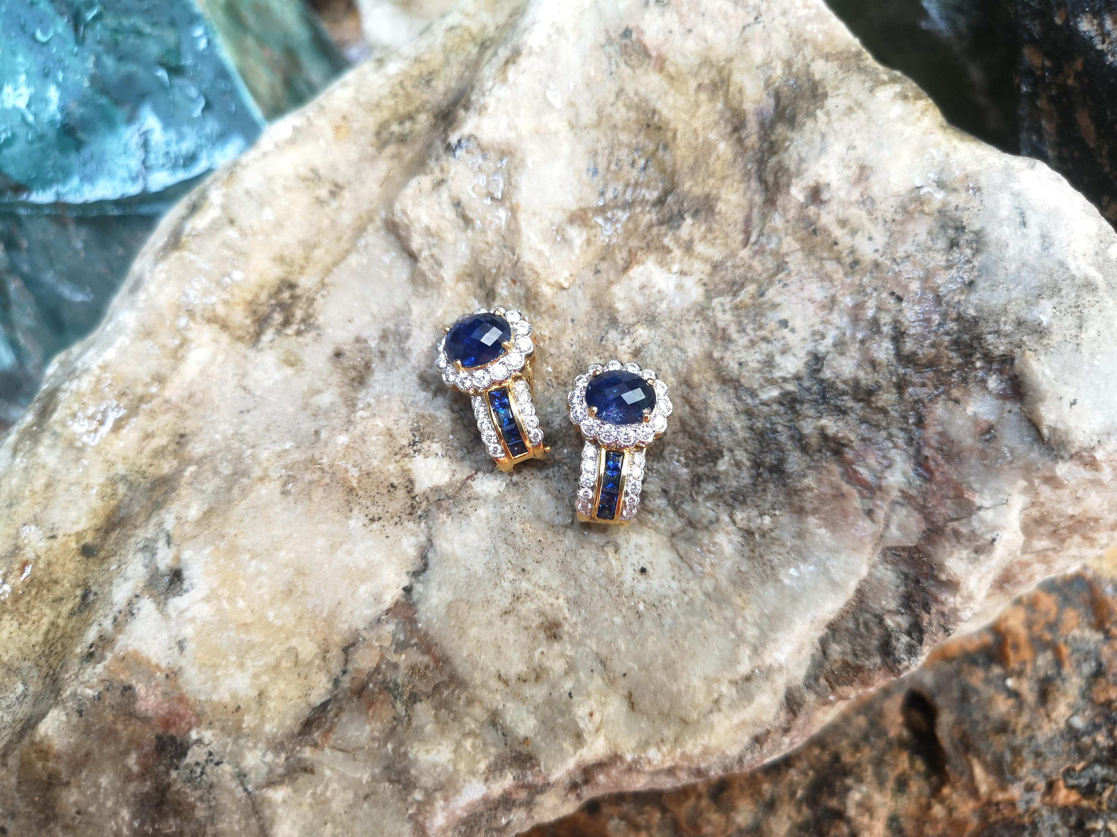 Ohrringe mit blauem Cabochon-Saphir mit Diamant und blauem Saphir aus 18 Karat Gold im Zustand „Neu“ im Angebot in Bangkok, TH