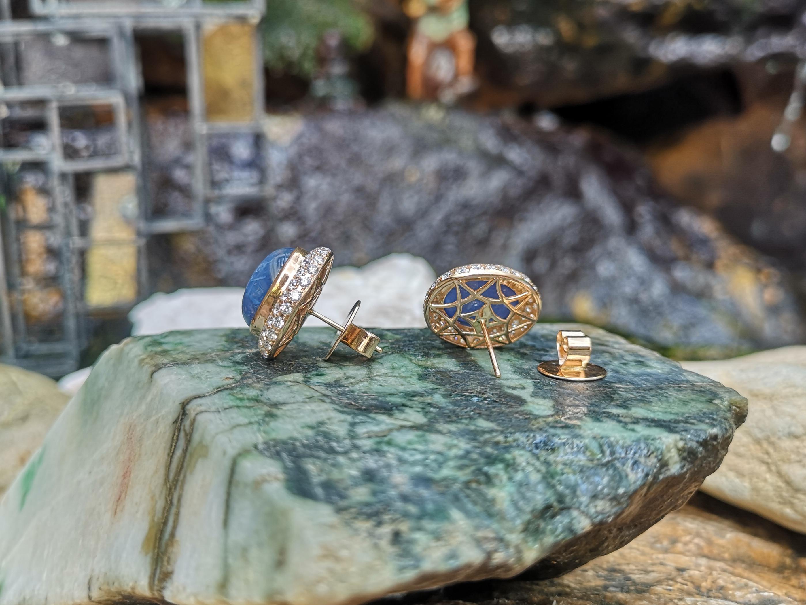 Ohrringe mit blauem Saphir im Cabochon-Schliff und Diamant in 18 Karat Goldfassung im Zustand „Neu“ in Bangkok, TH