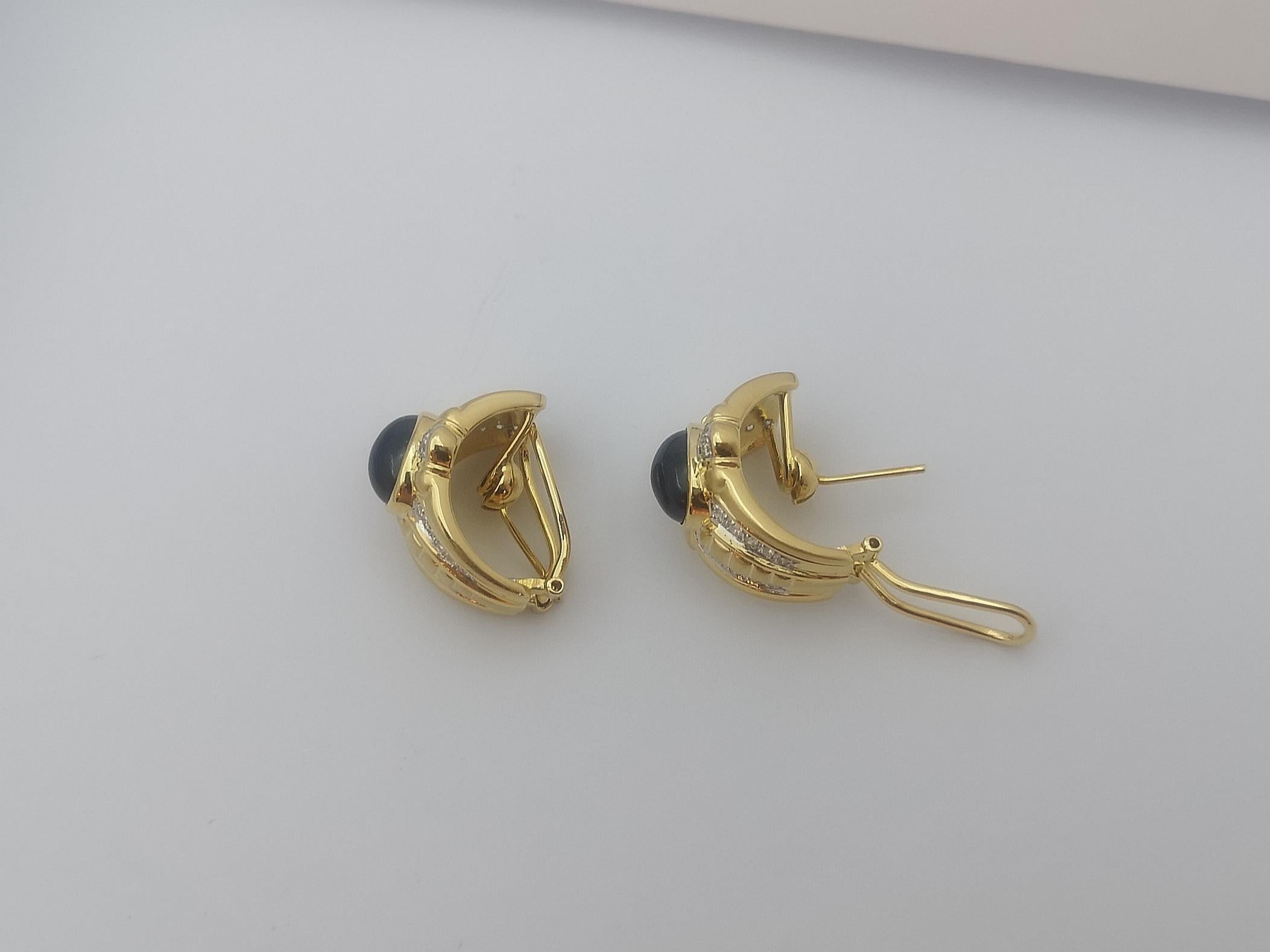 Ohrringe aus 18 Karat Gold mit blauem Cabochon-Saphir und Diamanten Damen im Angebot
