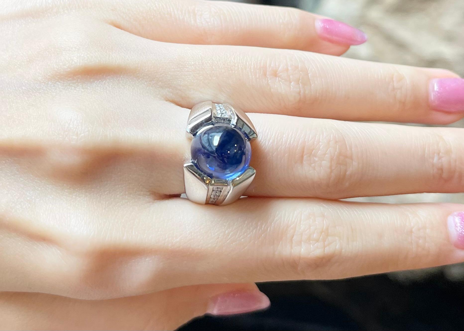 Cabochon Blauer Saphir mit Diamantring in 18K Weißgoldfassung (Zeitgenössisch) im Angebot
