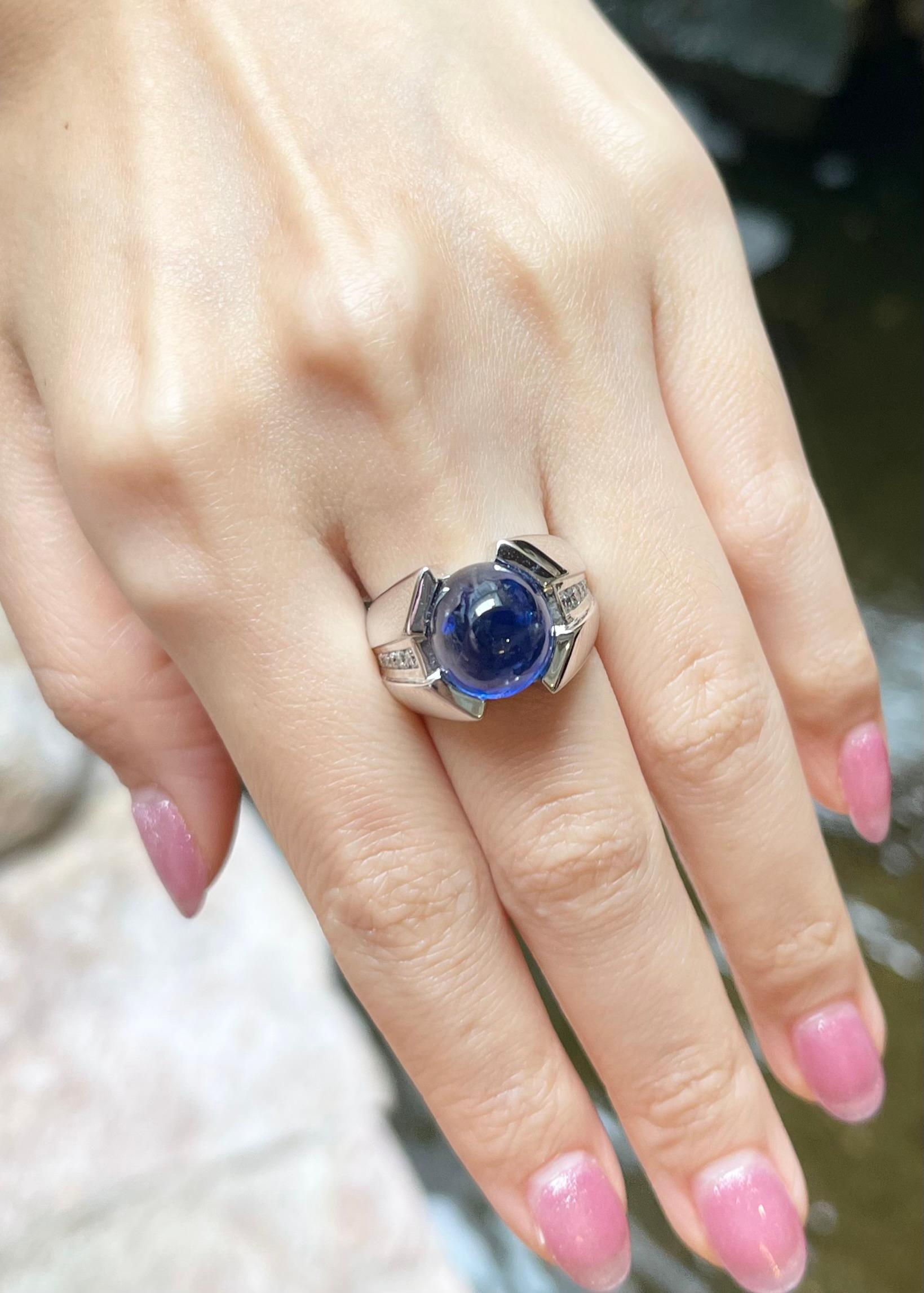 Cabochon Blauer Saphir mit Diamantring in 18K Weißgoldfassung im Zustand „Neu“ im Angebot in Bangkok, TH