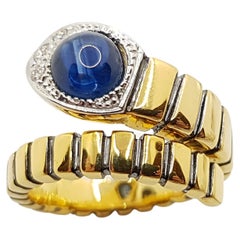 Bague serpent en or 18 carats sertie d'un saphir bleu cabochon et de diamants