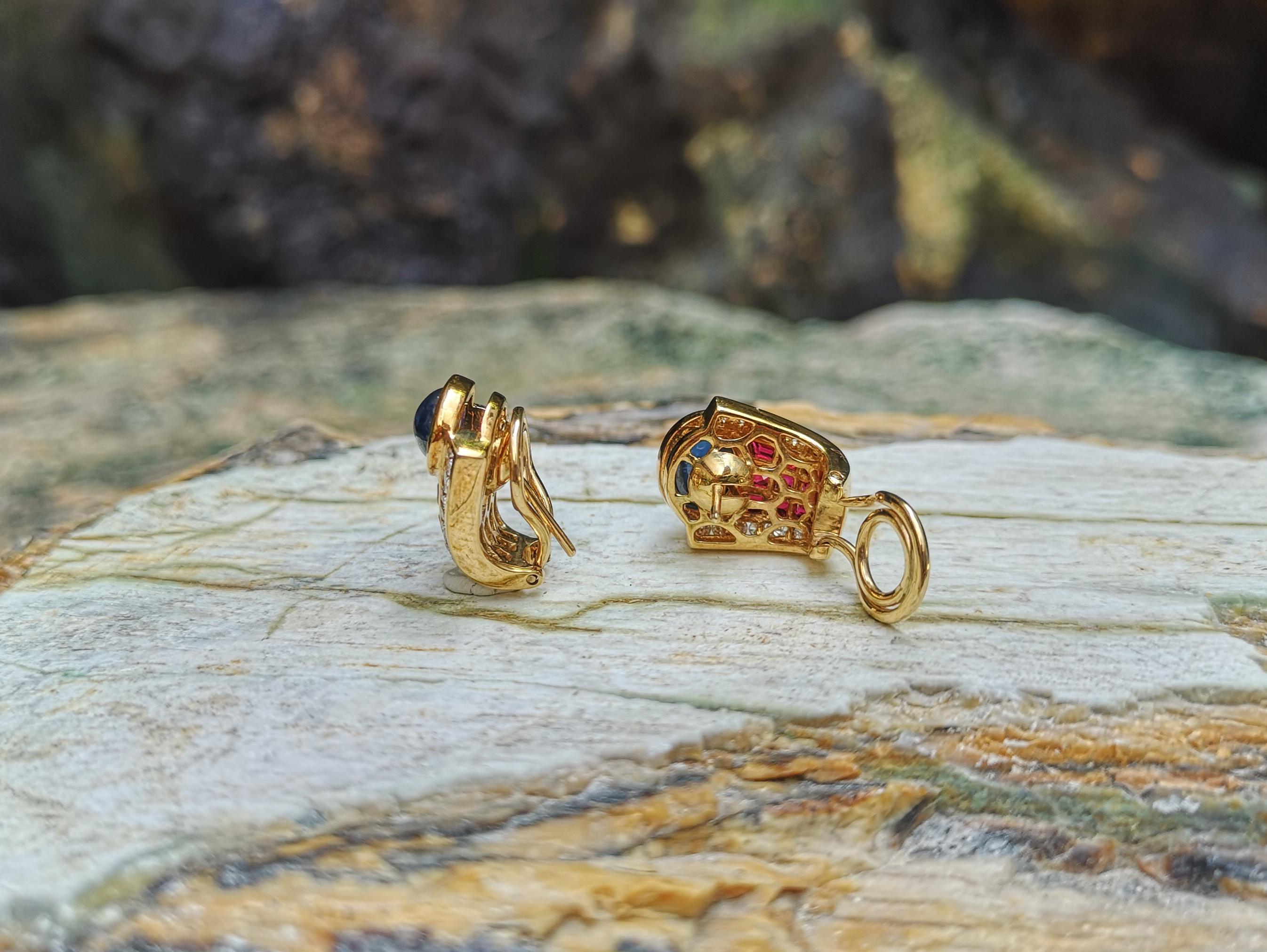 Boucles d'oreilles en or 18 carats avec saphir bleu cabochon, rubis et diamant Neuf - En vente à Bangkok, TH