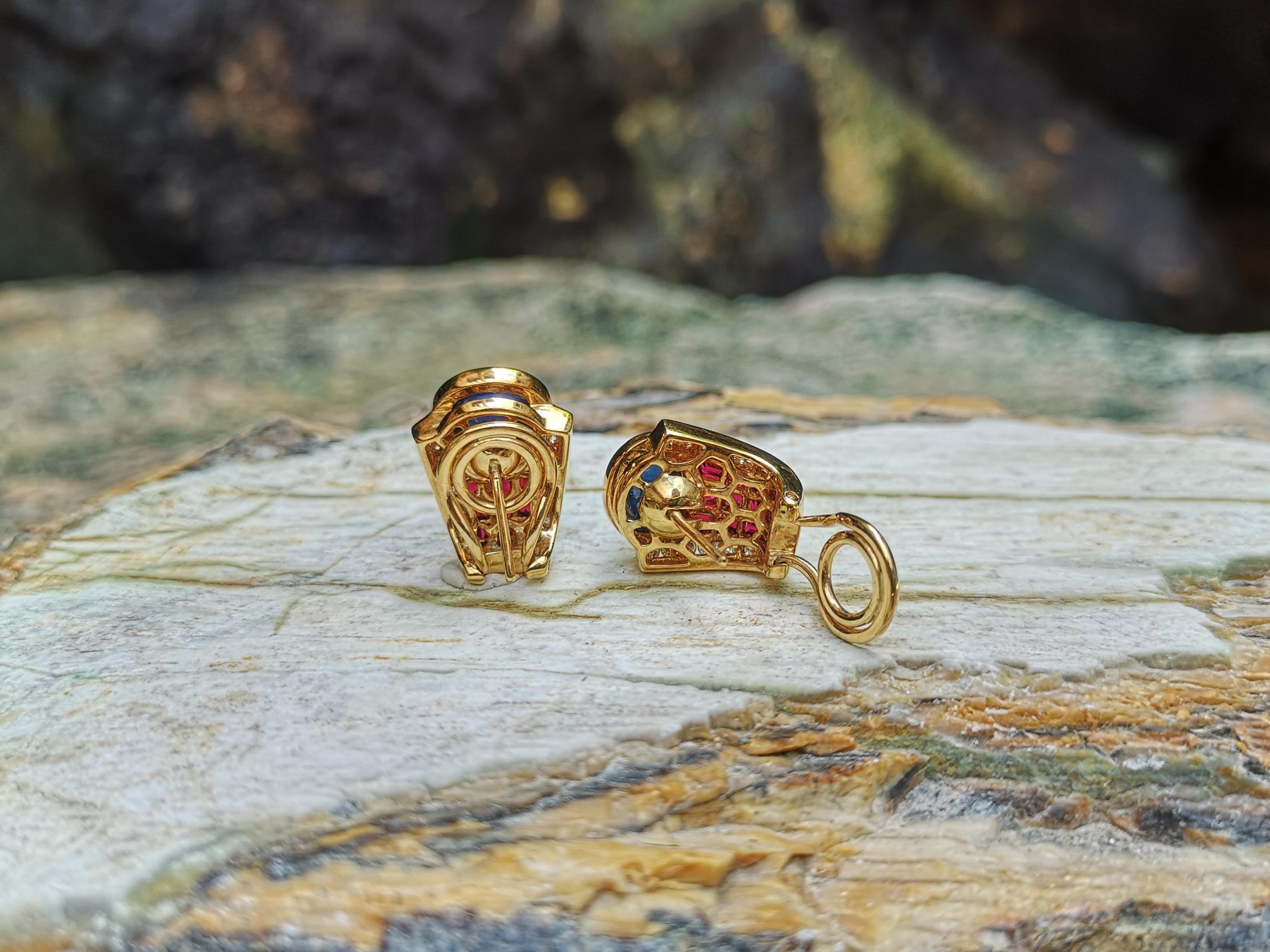 Boucles d'oreilles en or 18 carats avec saphir bleu cabochon, rubis et diamant Pour femmes en vente