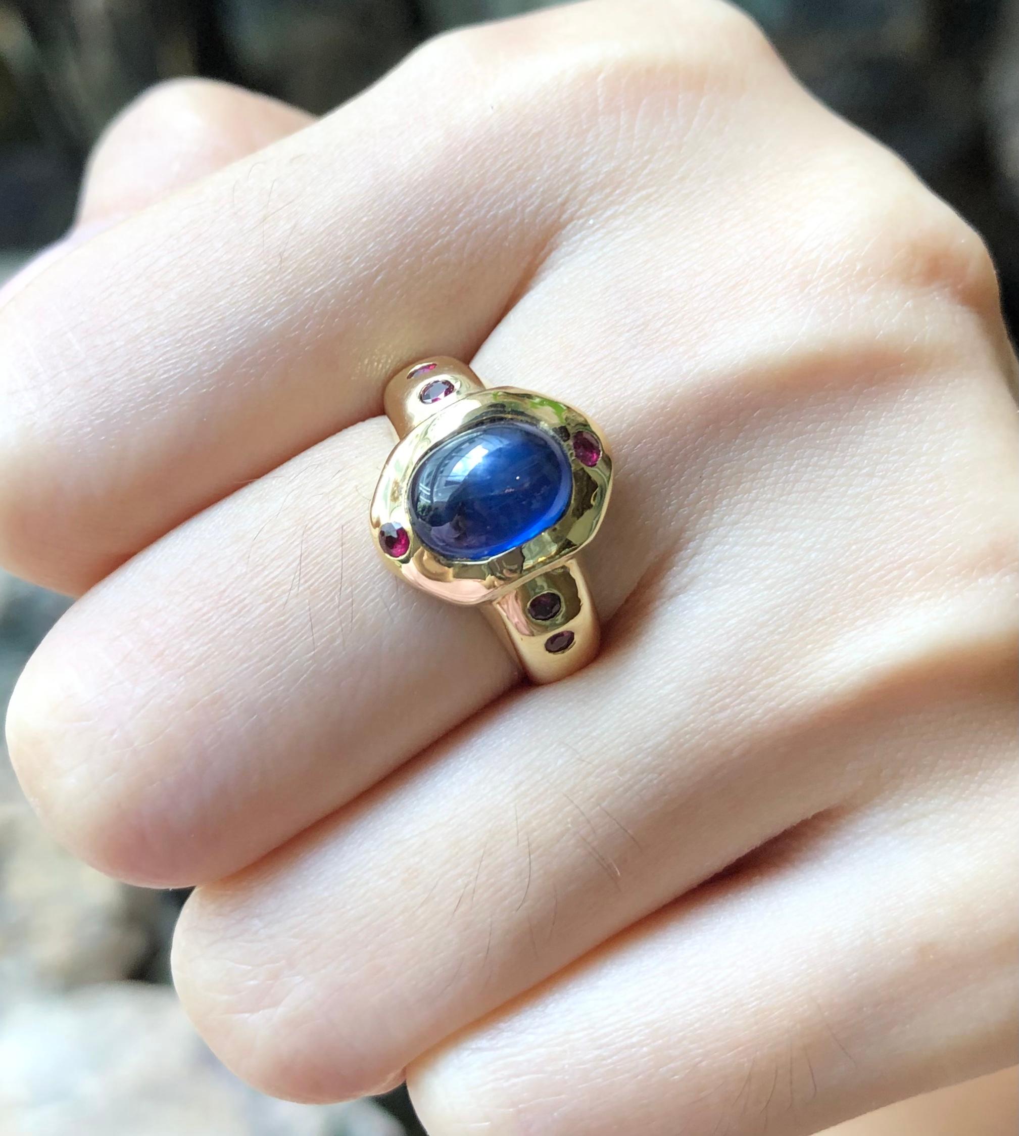 Contemporary Cabochon Blue Sapphire with Ruby Ring Set in 18 Karat Gold Settings