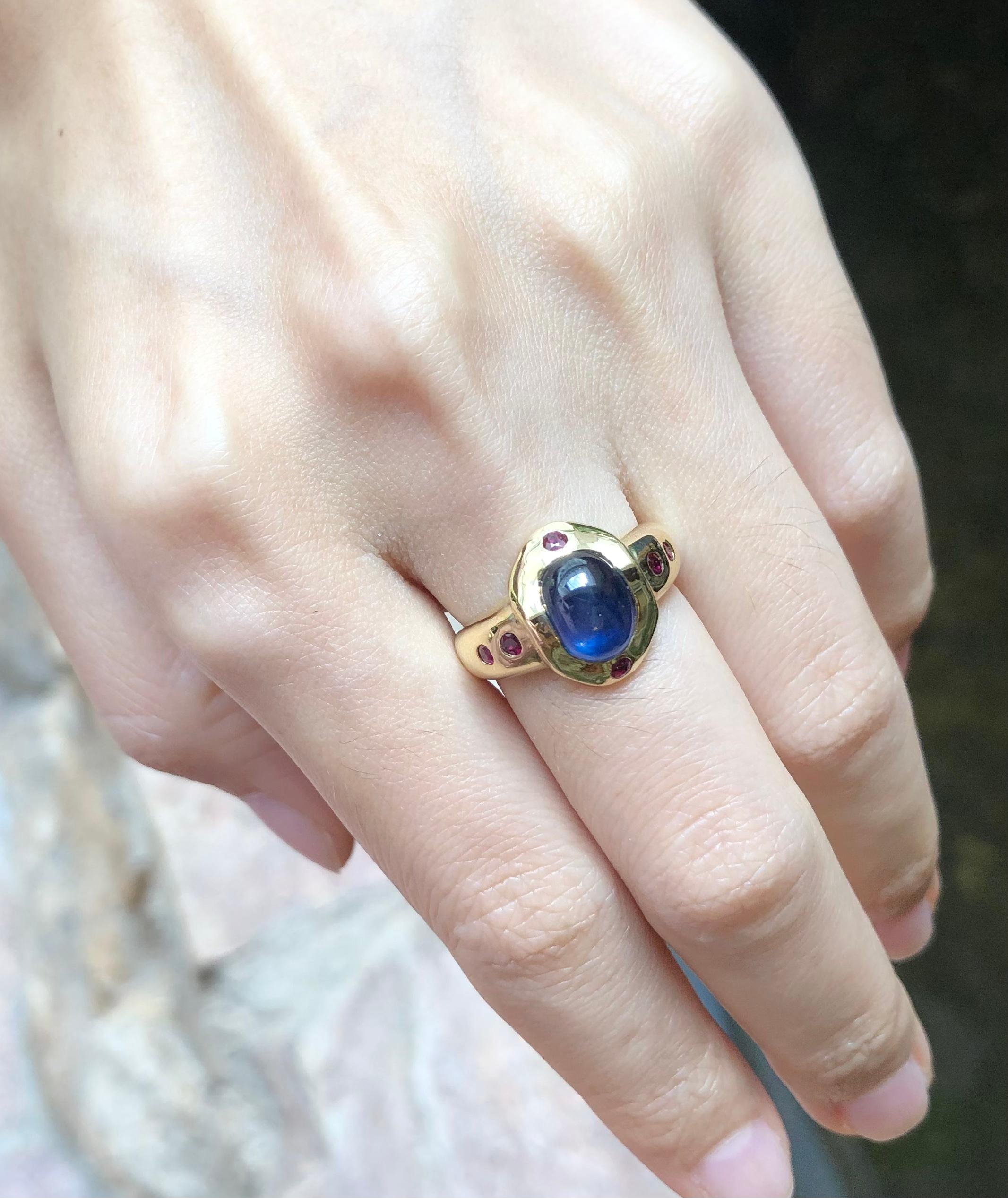 Cabochon Blue Sapphire with Ruby Ring Set in 18 Karat Gold Settings In New Condition In Bangkok, TH