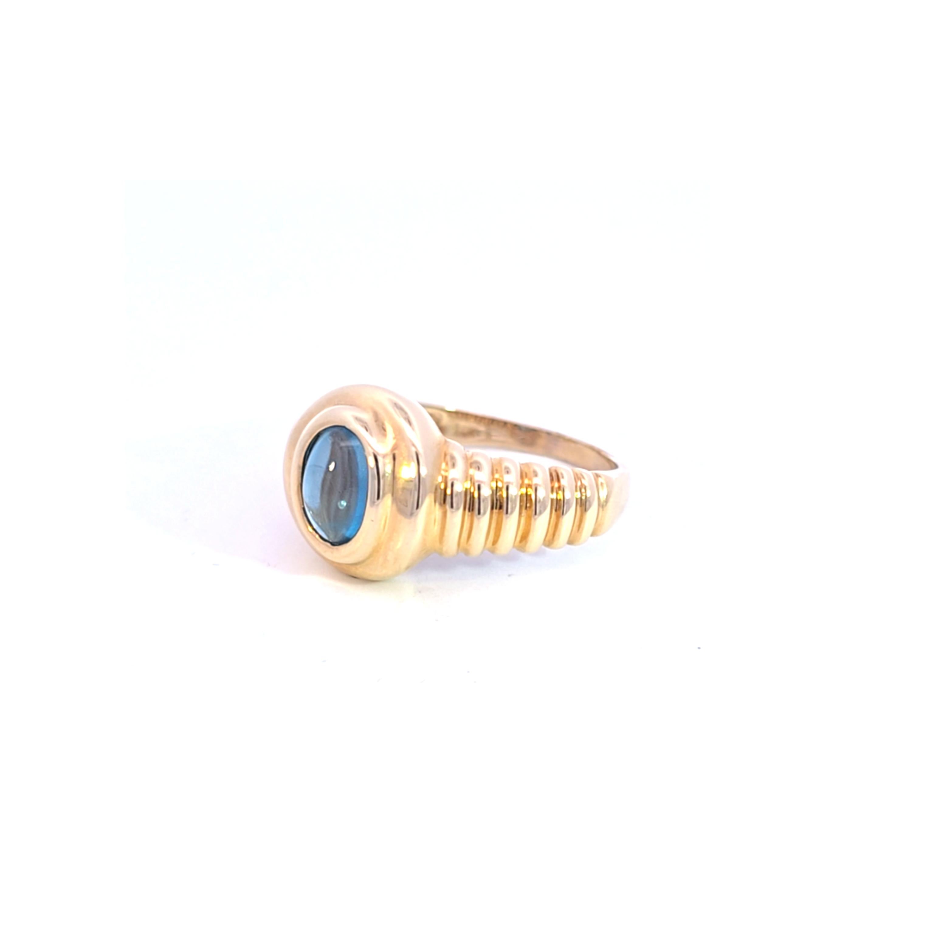 Questo delizioso Topazio Blu con taglio cabochon e forma ovale è realizzato in oro giallo 14 carati.
