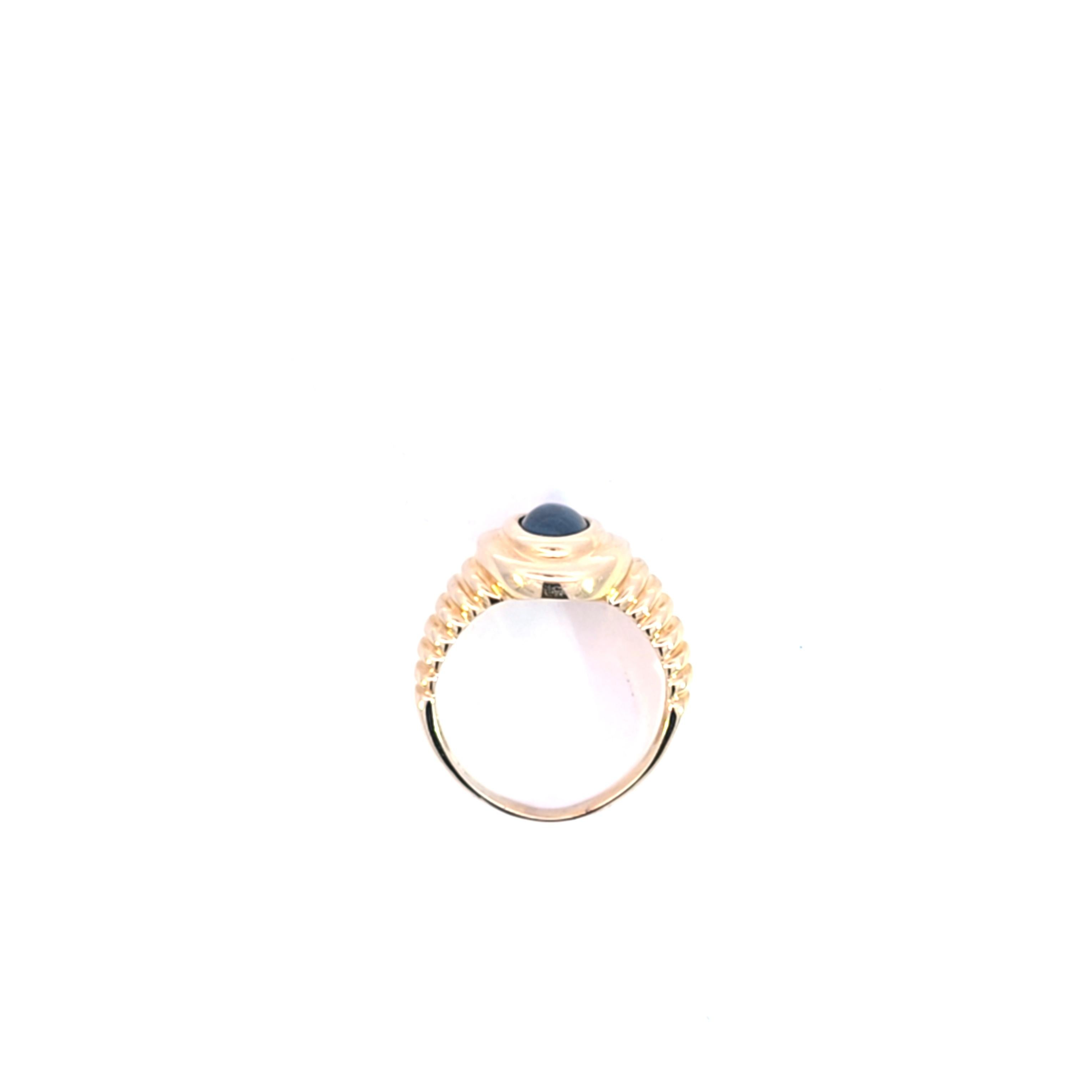 da uomo o donna Anello con topazio blu cabochon in oro giallo 14 carati in vendita