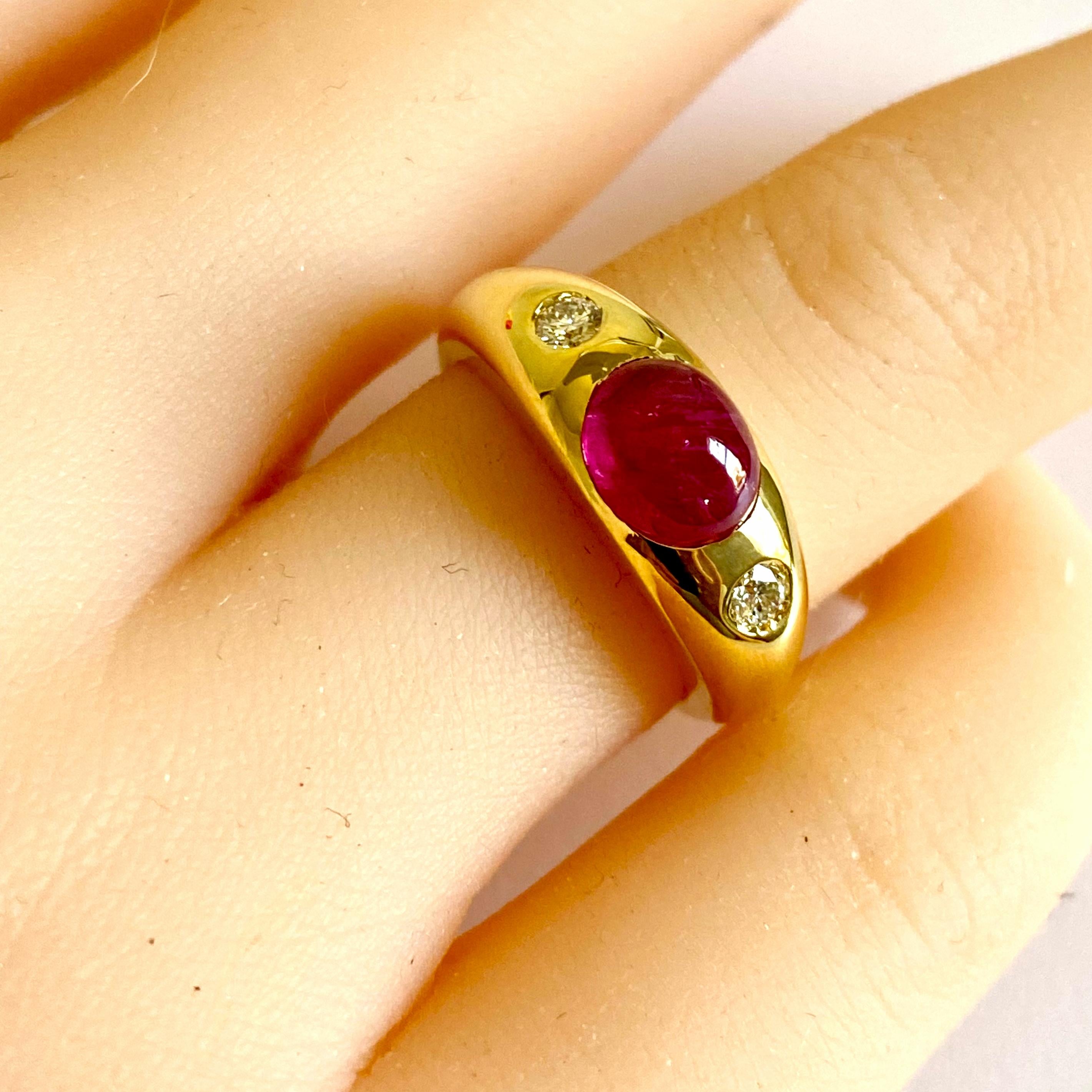 Cabochon Burma Ruby Diamond 2.30 Carat 18 Karat Yellow Gold 3 Stone Ring In New Condition For Sale In New York, NY