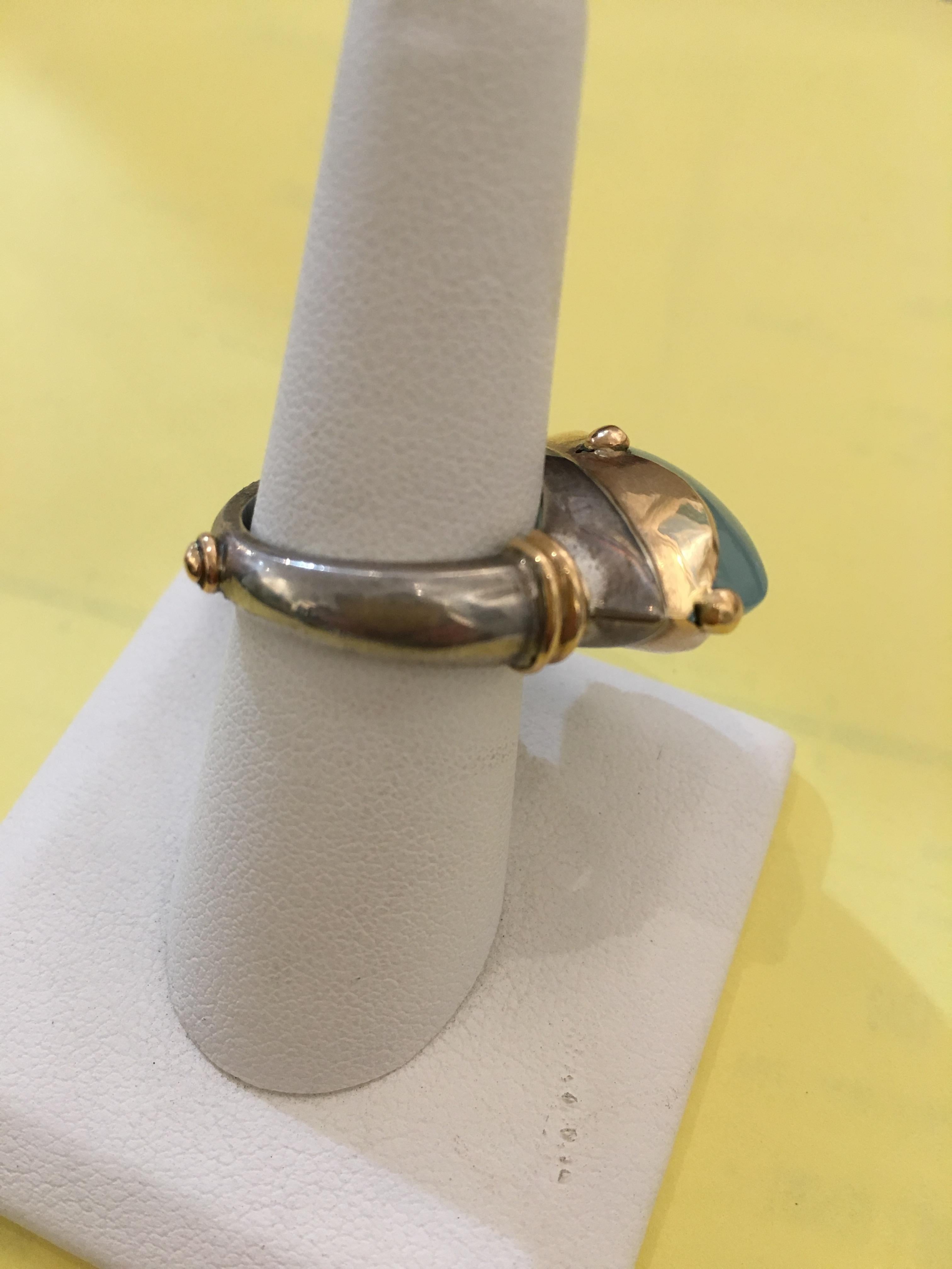 Cabochon Calcedony Cocktail Ring in 18 Karat Gold In Excellent Condition For Sale In Nantucket, MA