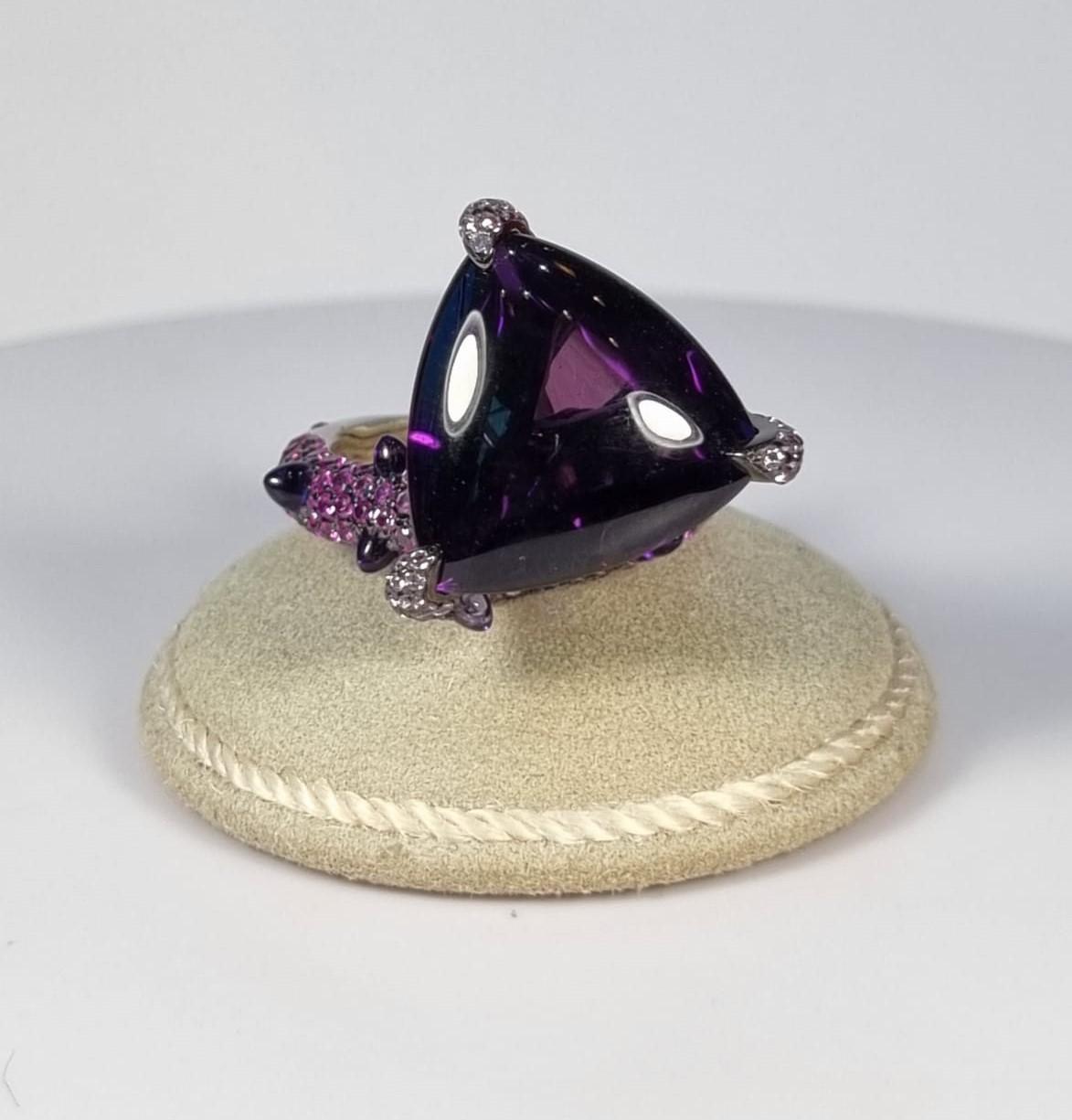 Contemporary Cabochon Central Amethyst with Pink Sapphires Ring in 18k Gold For Sale