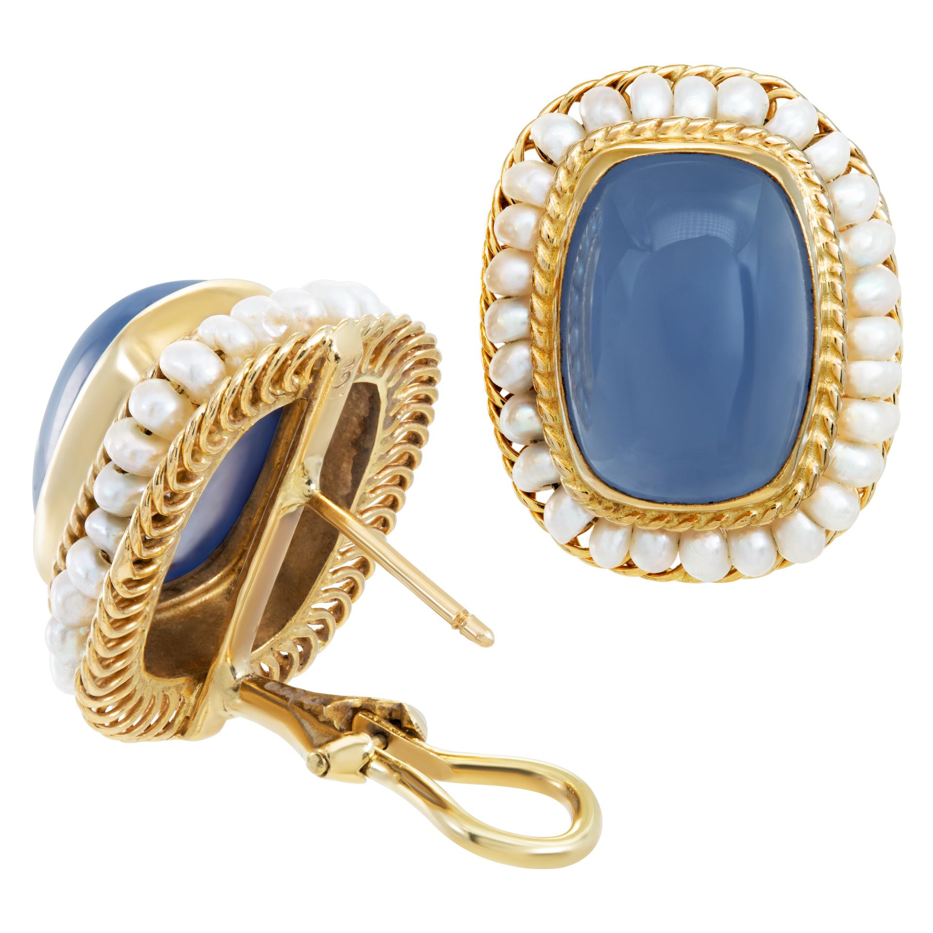 Boucle d'oreille en or 18 carats avec cabochon de calcédoine et perle, clip et fermoir à tige Omega Pour femmes en vente