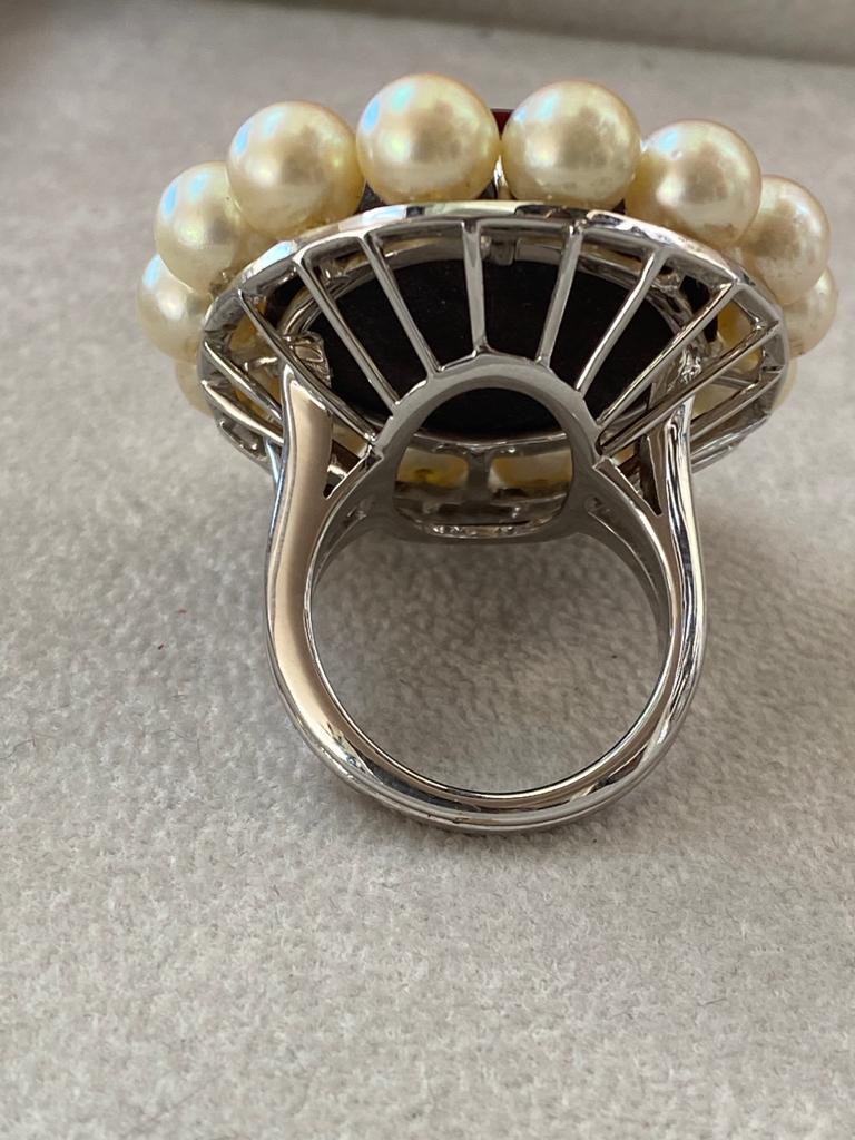 Cabochon chocolat quartz ring surrounded by fine pearls from Japan, mounted on white gold.
The total weight is 27 g.
The diameter is 3,5 cm.
The size is 53 Europe but can be adjusted if requested.