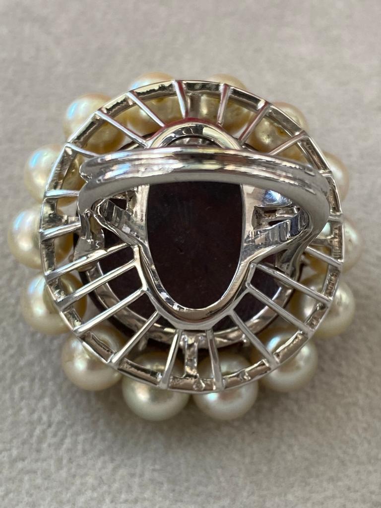 Cabochon Chocolat Quartz Ring Surrounded by Fine Pearls, Mounted on White Gold In Good Condition For Sale In London, GB