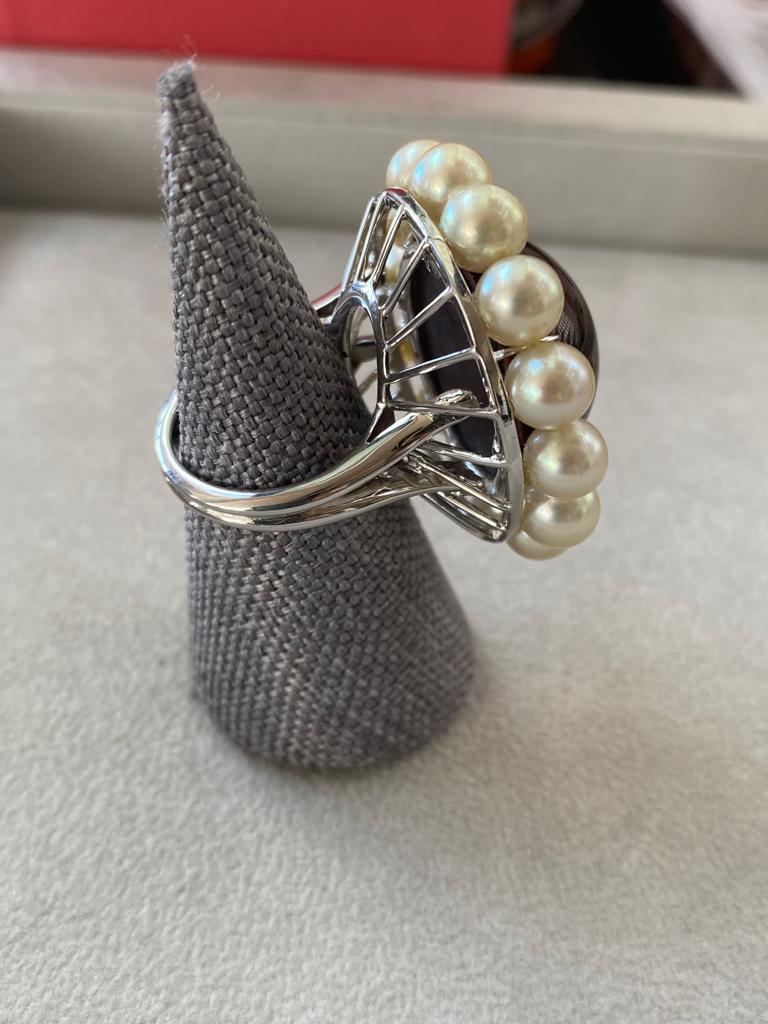 Women's or Men's Cabochon Chocolat Quartz Ring Surrounded by Fine Pearls, Mounted on White Gold For Sale