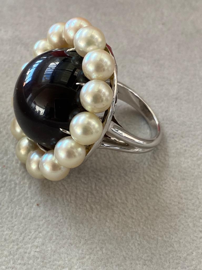 Cabochon Chocolat Quartz Ring Surrounded by Fine Pearls, Mounted on White Gold For Sale 1