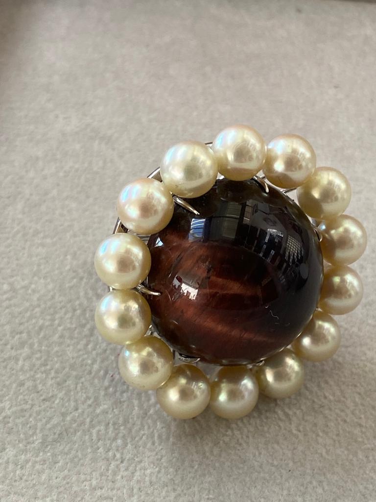 Cabochon Chocolat Quartz Ring Surrounded by Fine Pearls, Mounted on White Gold For Sale 2