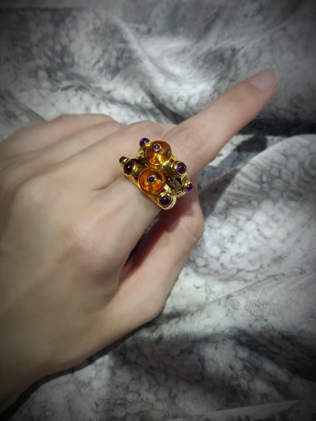 Cabochon Citrin und Cabochon Amethyst  Doppelt konvexer Ring aus 18K Gelbgold

Gold: 18K Gelbgold, 19,27 g
Cabochon Citrin: 6,93 ct
Cabochon Amethyst: 1,67 ct

Ring Größe: 54.5 / US 7
Bitte teilen Sie uns mit, wenn Sie die Größe des Ringes ändern