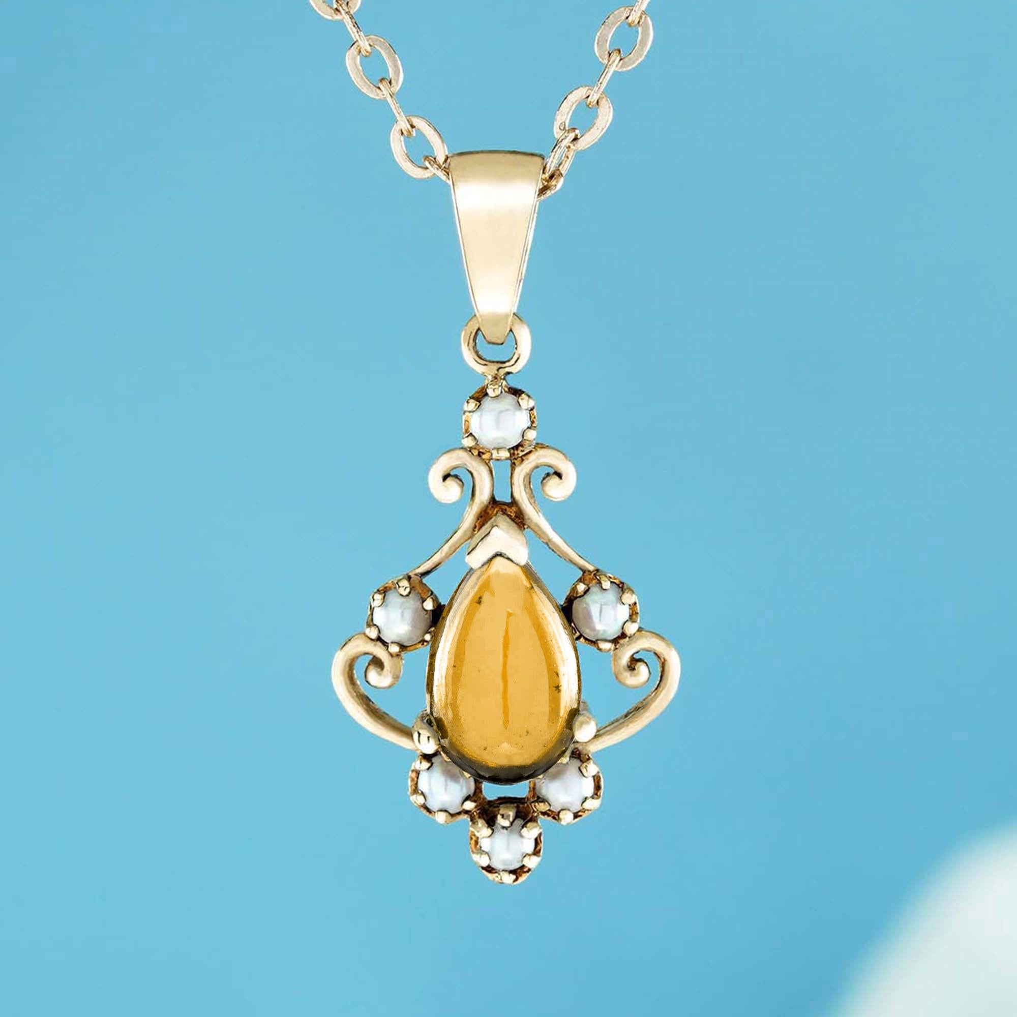 Illuminez votre style avec ce pendentif en filigrane de style vintage en citrine et perles cabochon naturelles. Doté d'un cabochon de citrine d'or brillant associé à une perle lustrée, ce pendentif respire la chaleur et la sophistication. Le