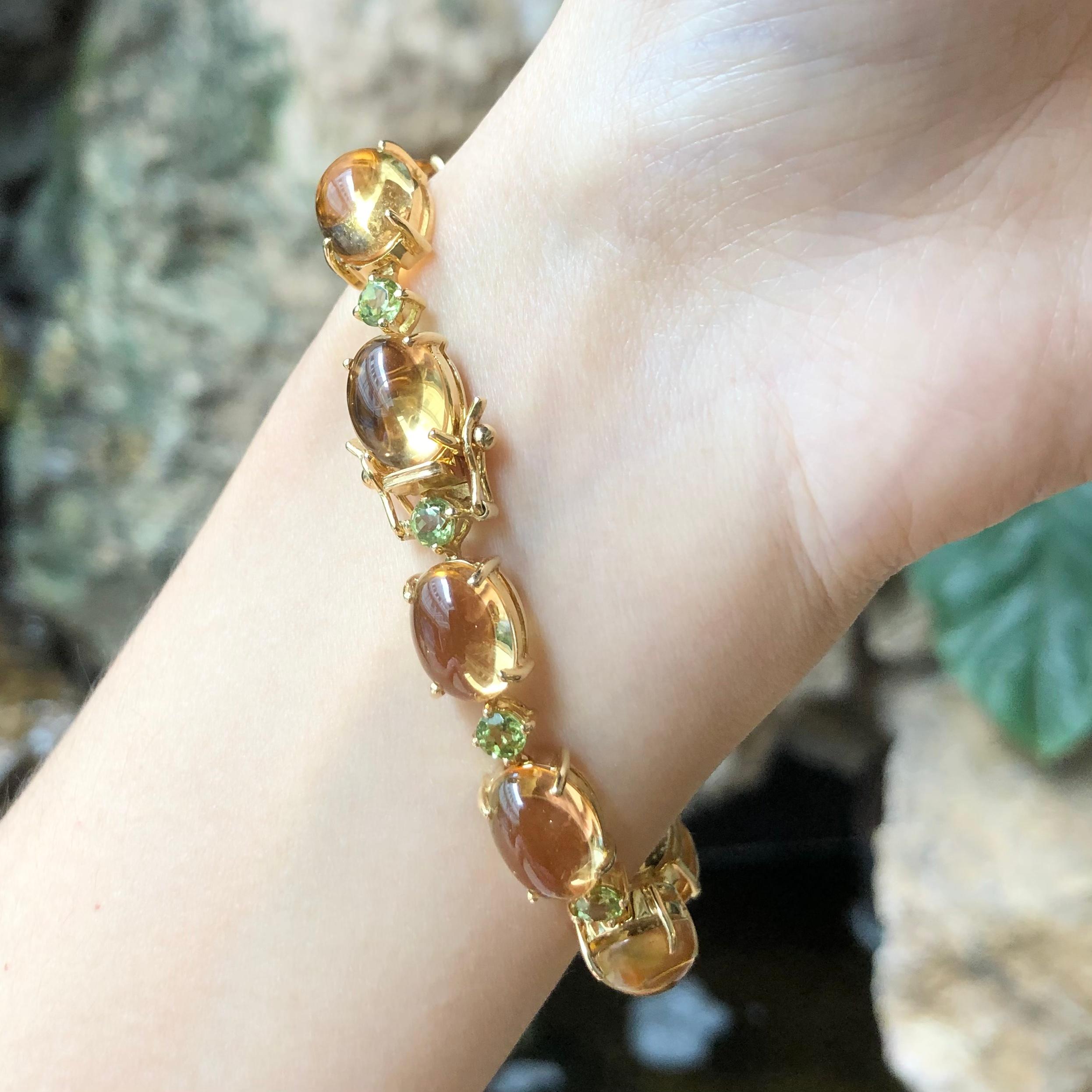 Cabochon Citrine 42.92 carats with Peridot 2.99 carats Bracelet set in 18 Karat Gold Settings

Width:  0.9 cm 
Length: 17.0 cm
Total Weight: 26.59 grams

