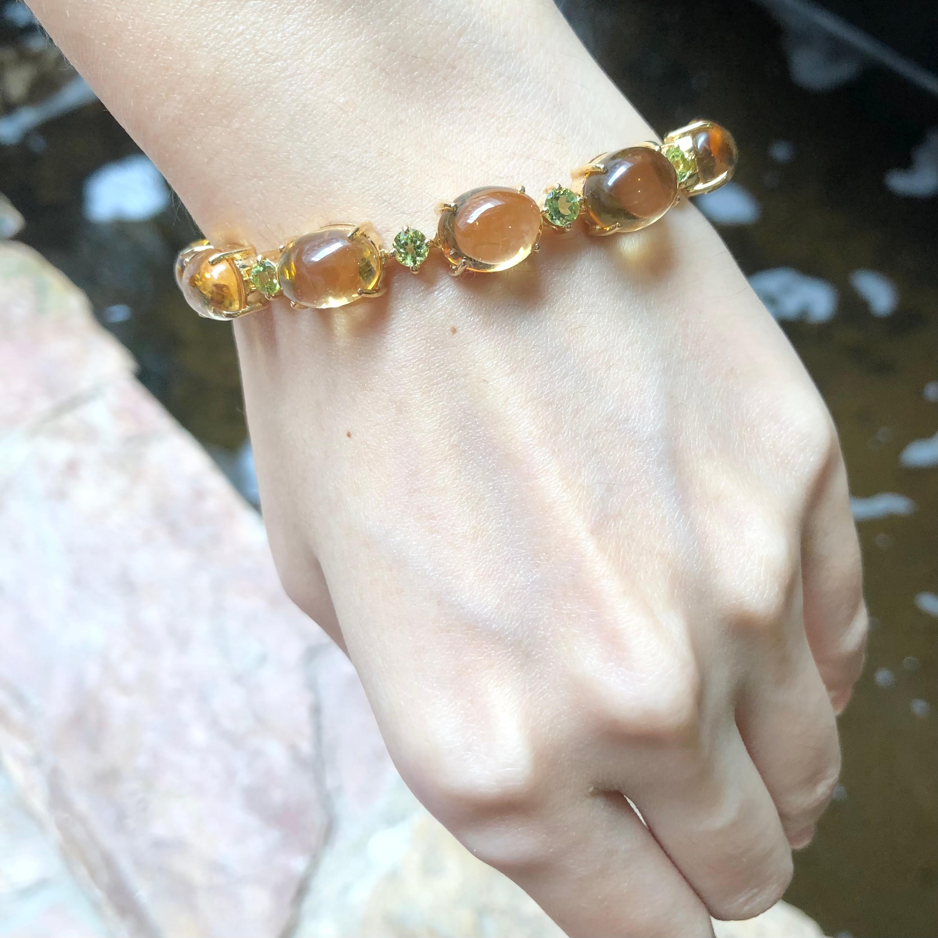 Taille cabochon Bracelet en or 18 carats serti d'un cabochon de citrine et de péridots en vente