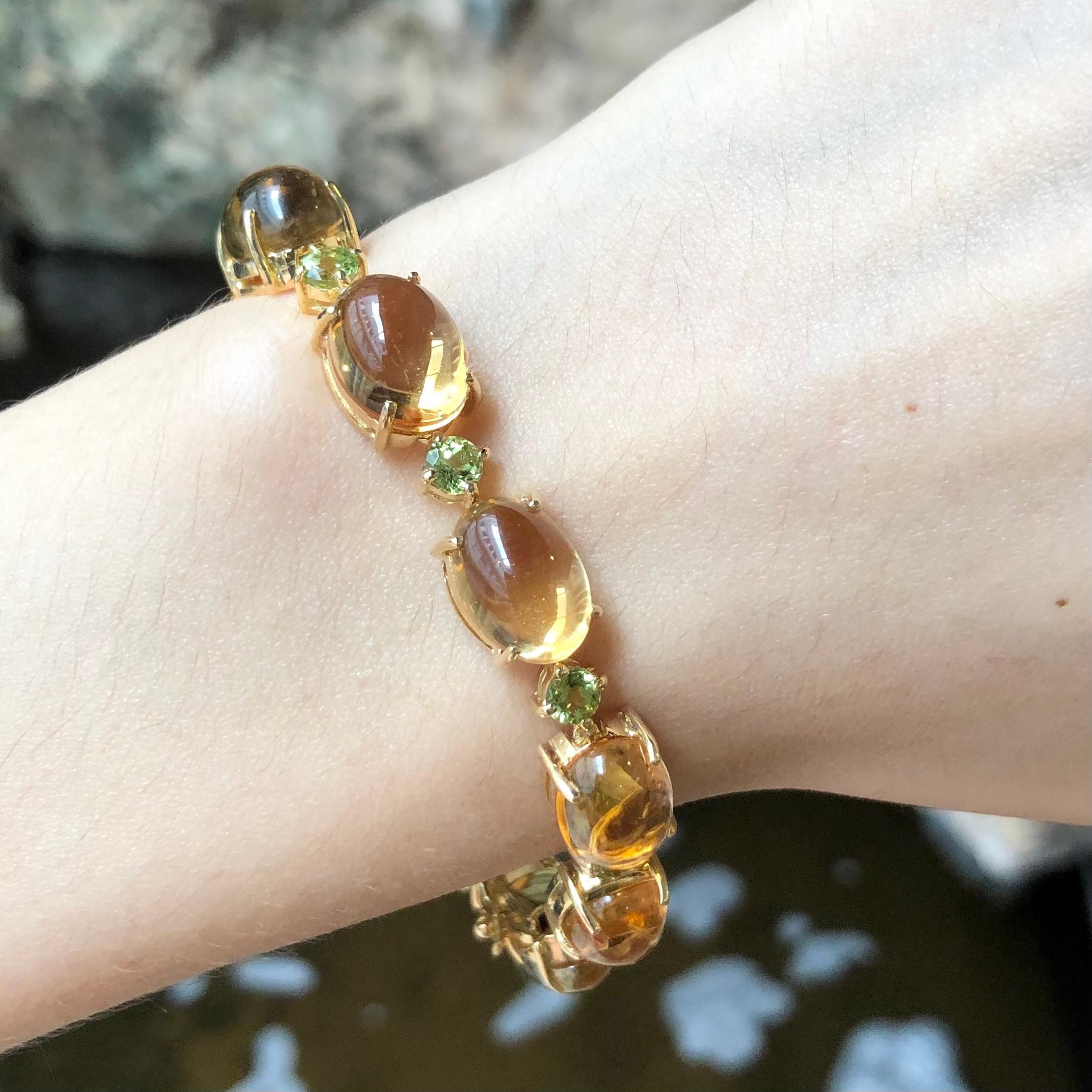 Cabochon Citrine with Peridot Bracelet set in 18 Karat Gold Settings In New Condition For Sale In Bangkok, TH